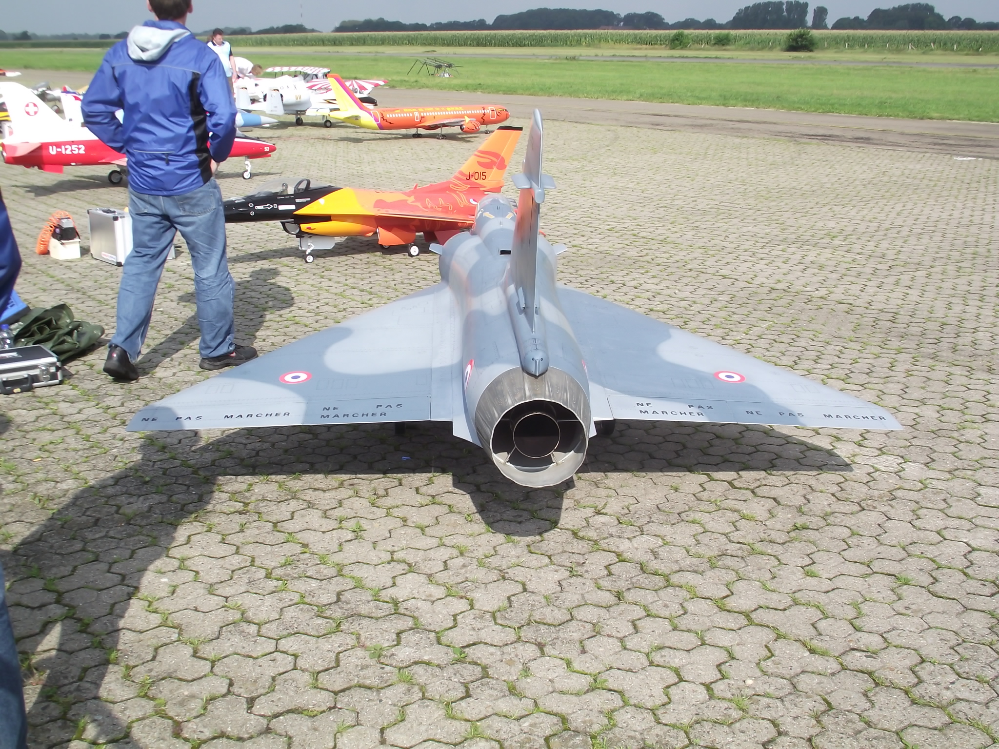 Jet-Flugtage in Ganderkesee - hier werden die Modelle präsentiert - alleine so ein Düsentriebwerk kostet bis 3000 €