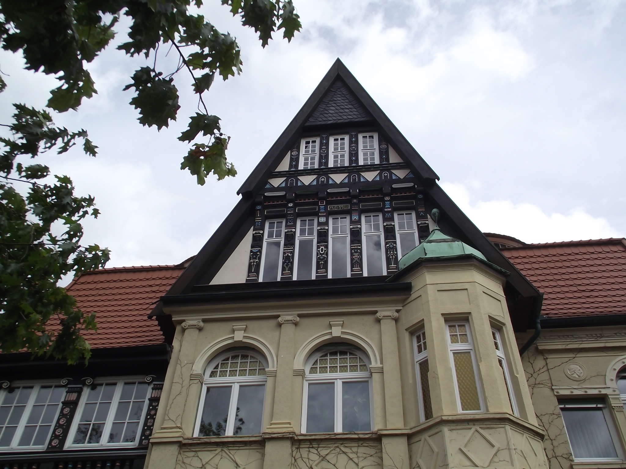 Echter Nordhäuser Traditionsbrennerei in Nordhausen / Thüringen - Das Haus Josef Seidel - Schnitzereien am Haus von E. Richter