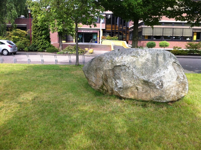 Stein vor dem Rathaus Edewecht