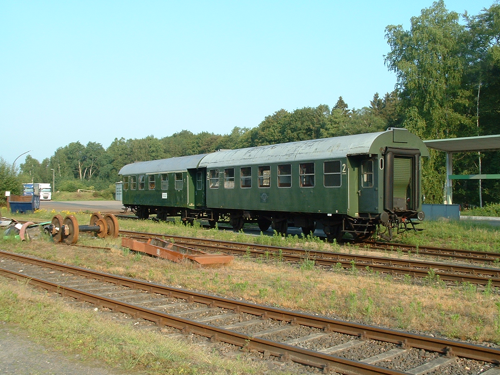 Zwei personenwagen Die Lok vor der Halle am Bahnhof Harpstedt