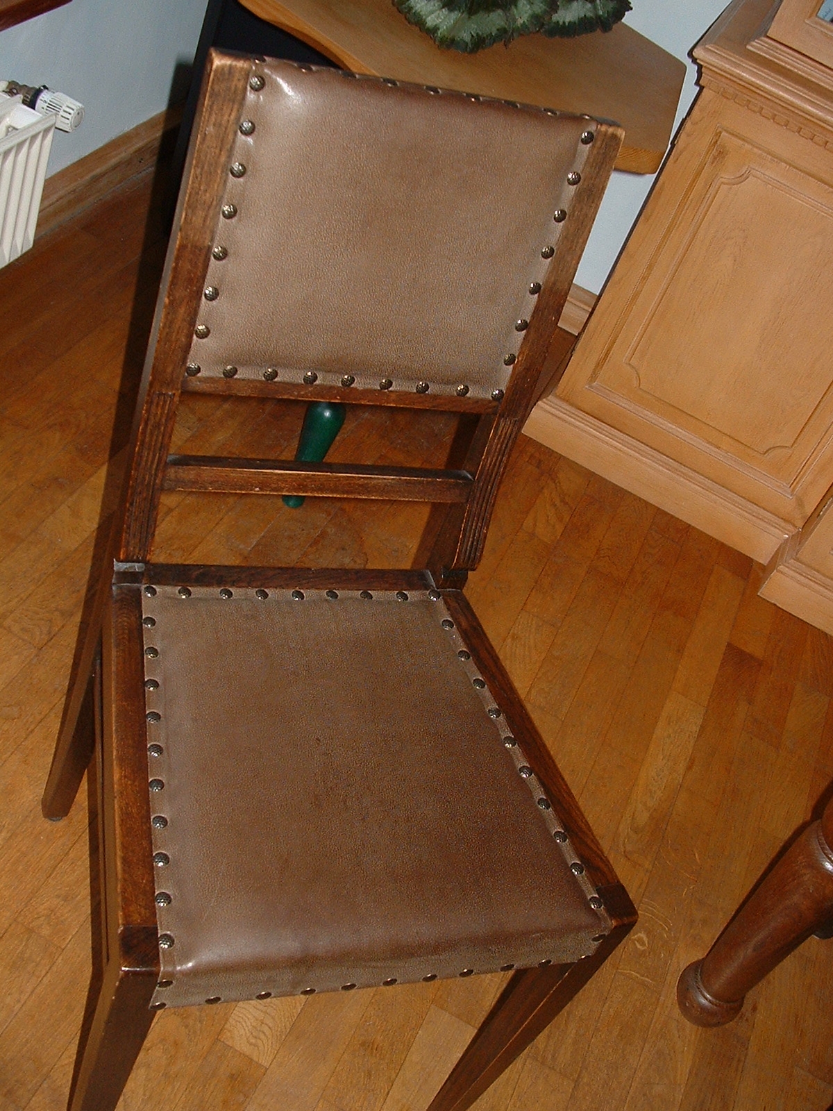 Stuhl mit Leder gepolstert