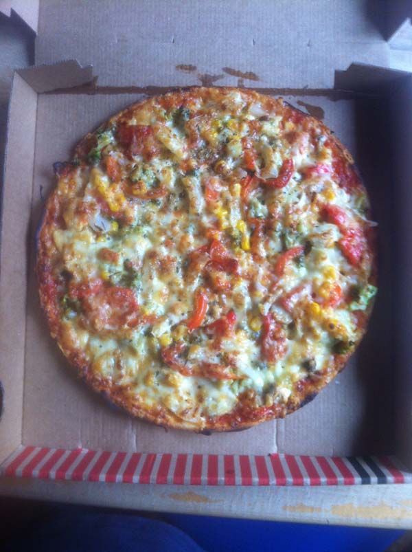 Vegetarische Pizza Größe mittel = 26 cm für 7 €, bei Abholung 6,50 €