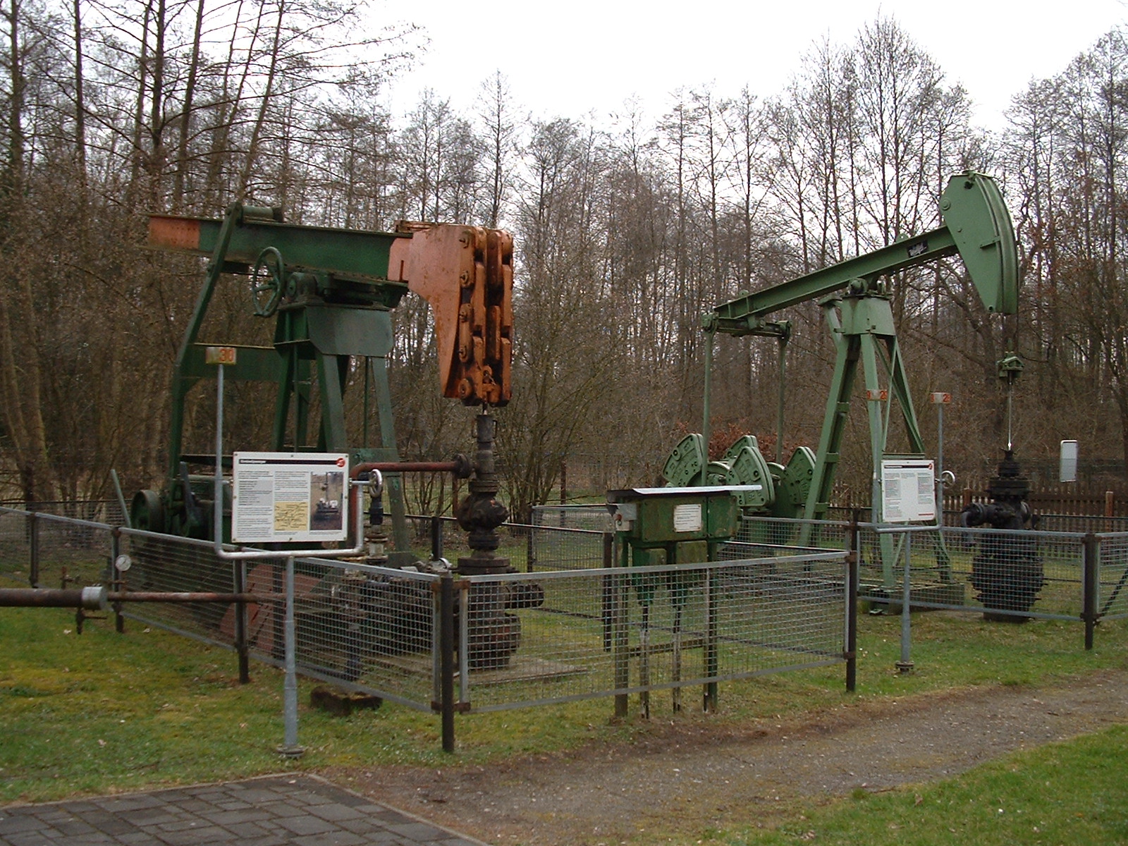 Außengelände Deutsches Erdölmuseum Wietze - Ölpumpen