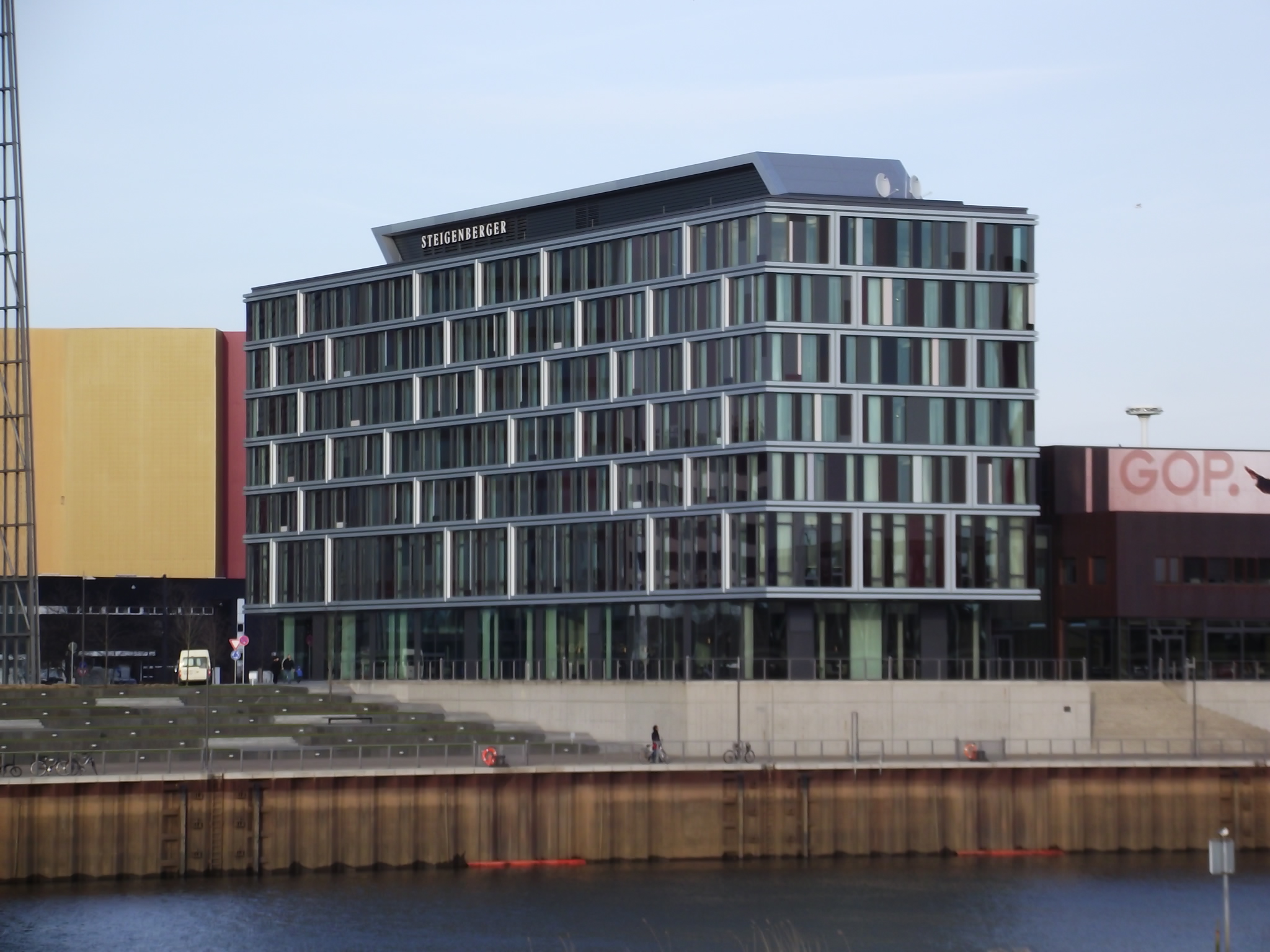 Blick auf das Steigenberger Hotel auf der anderen Weserseite