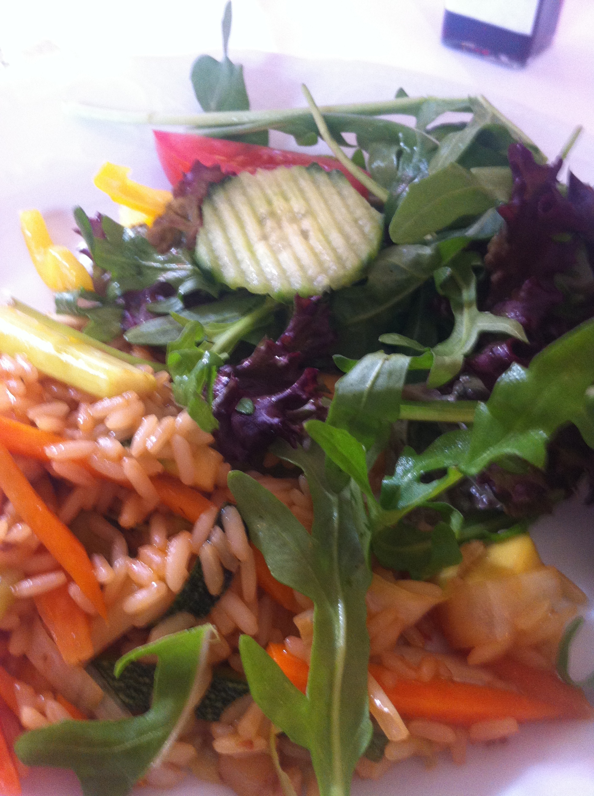 Huhn, Reis und Gemüse aus dem Wok mit Salat