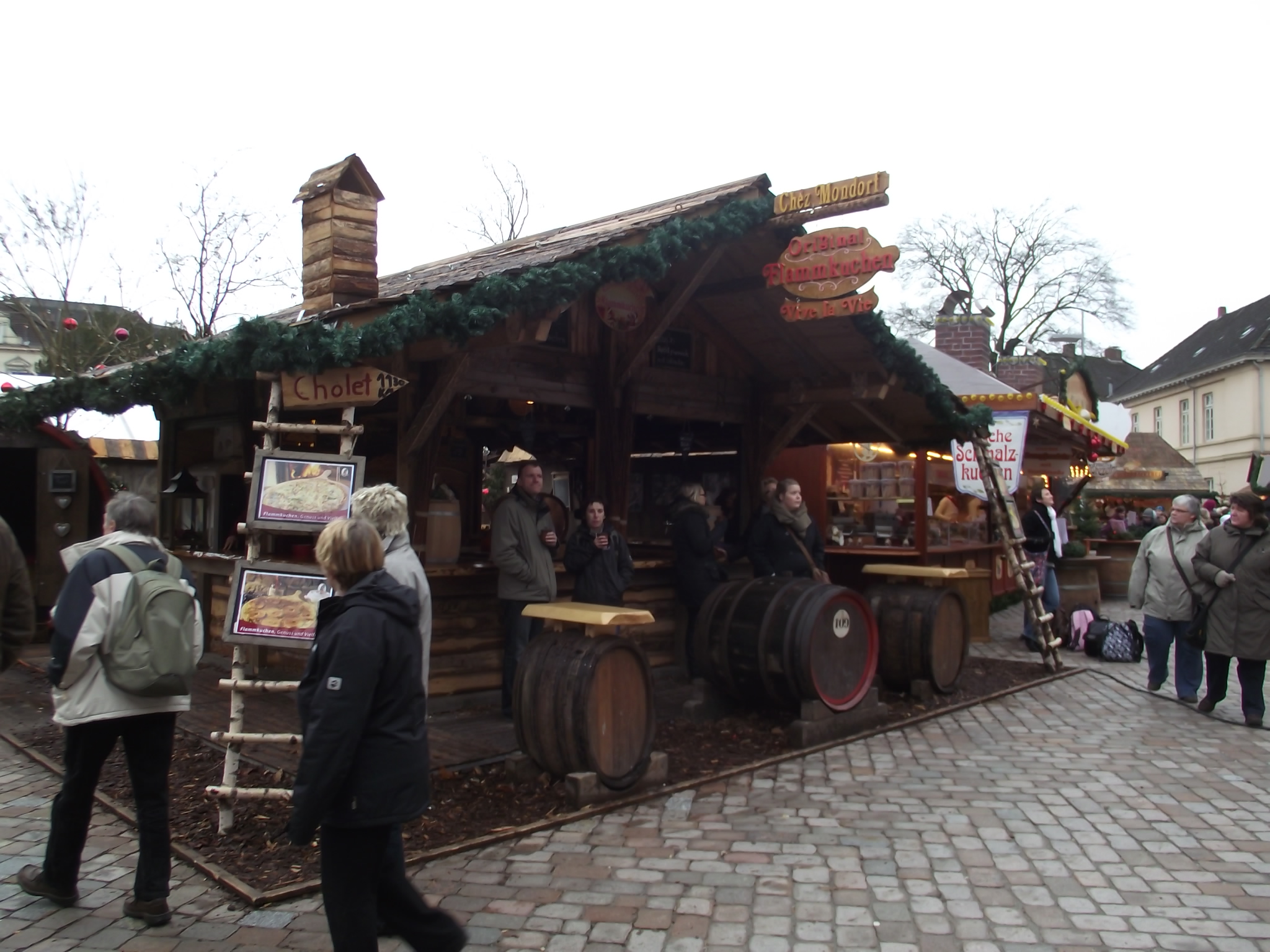 Lamberti Markt Oldenburg - Glühweinbude um 12:00 Uhr noch nicht der Renner zu der Zeit