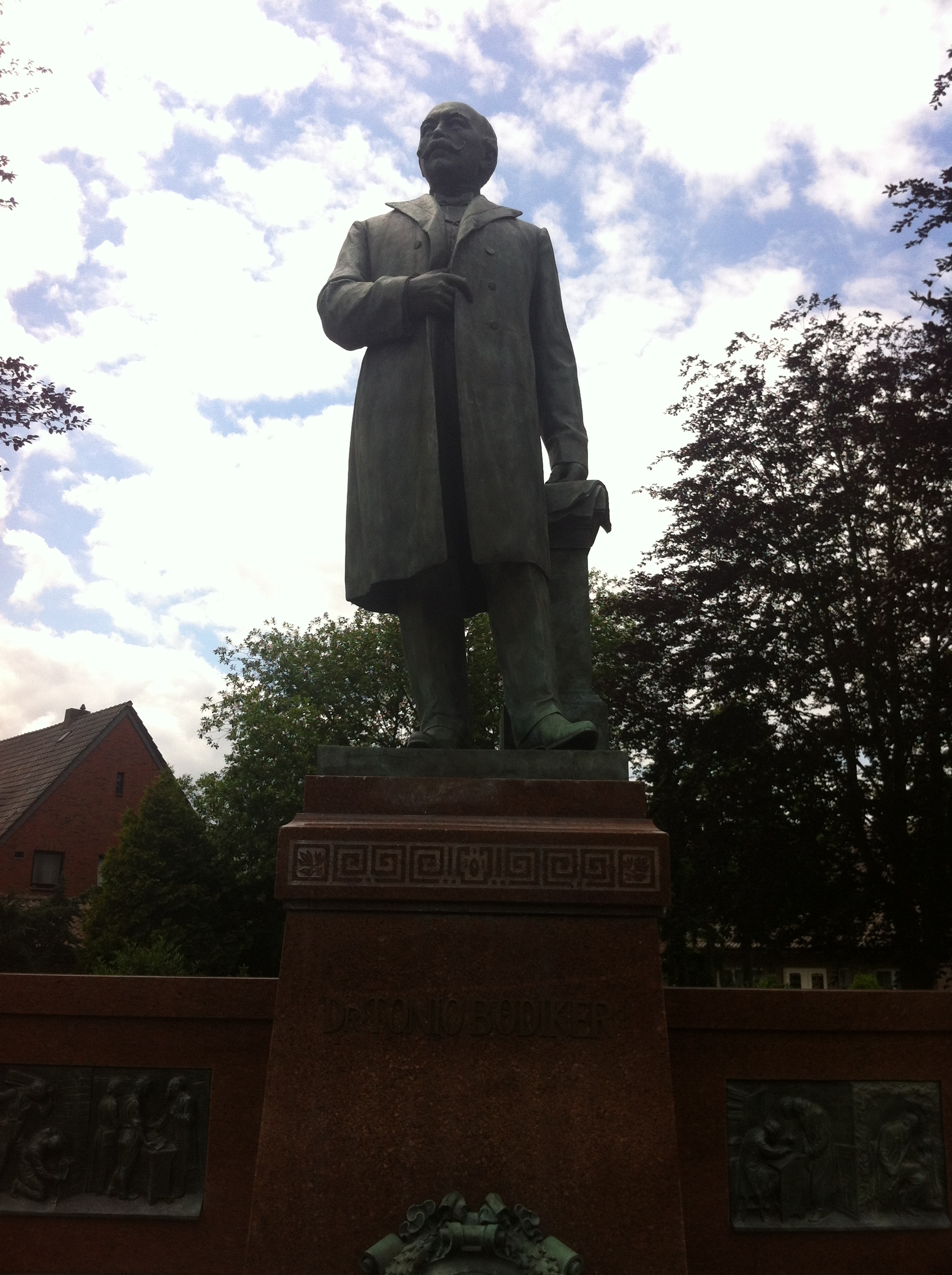 Dr. Tonio Bödiker Denkmal auf dem Berentzen Parkplatz gegenüber vom Besucherzentrum