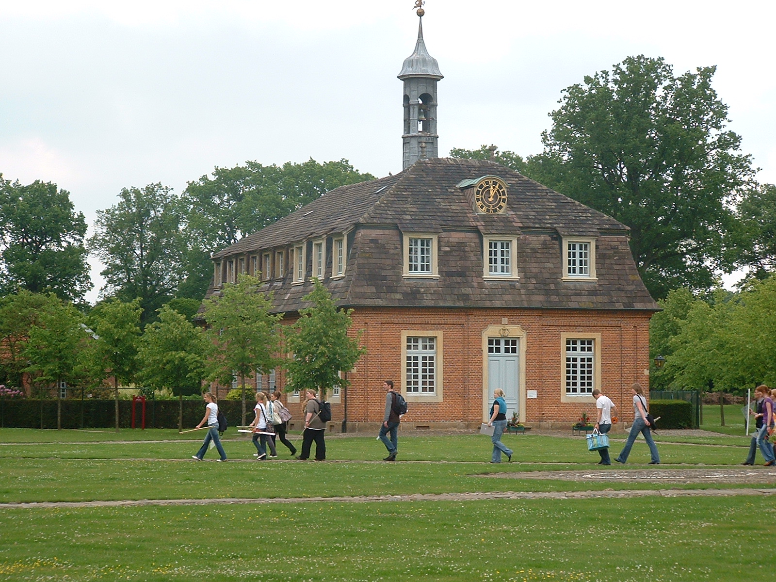 Studenten vor der Schlo&szlig;kapelle