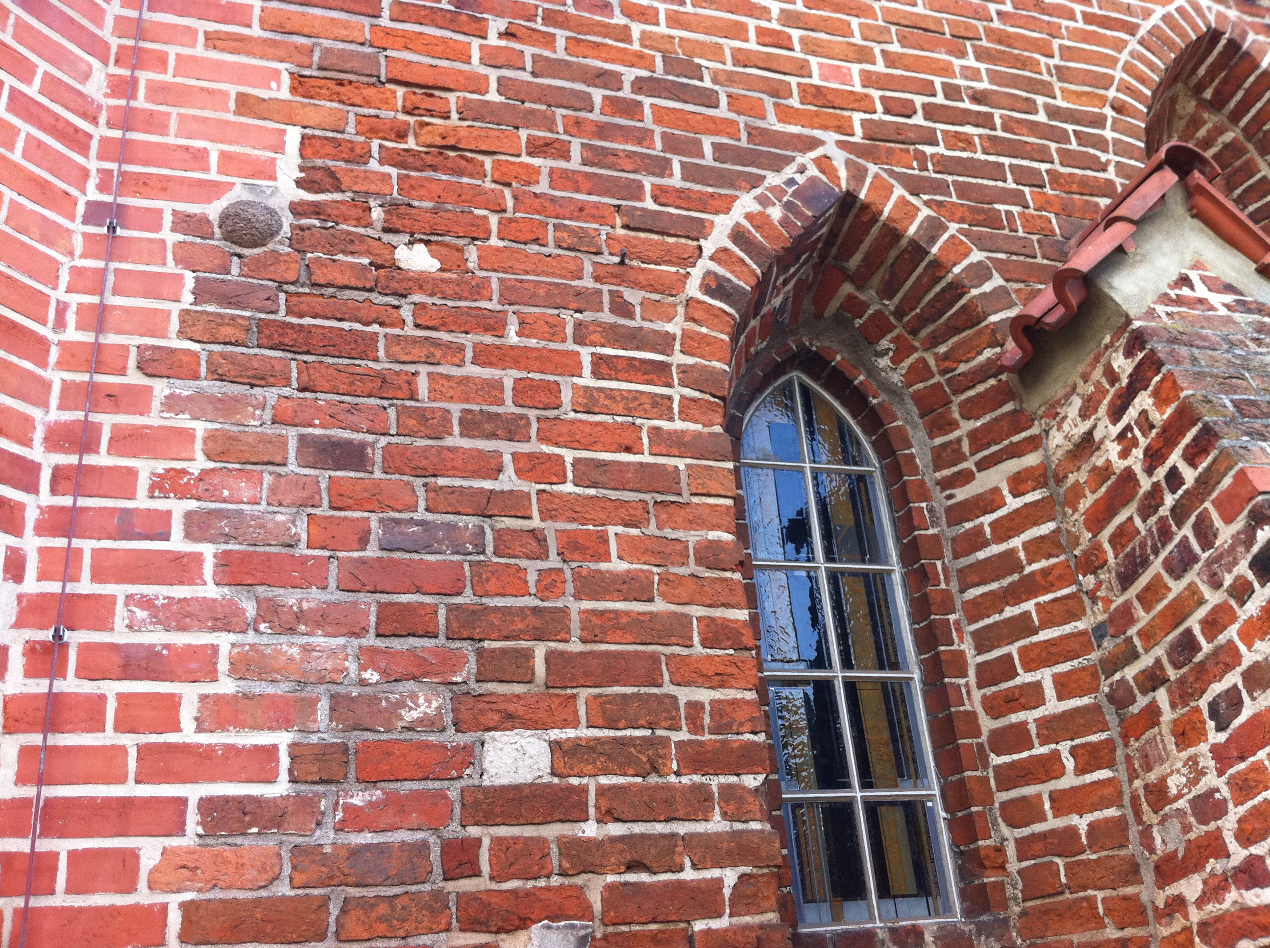Kirchengemeinde St. Laurentius Hasbergen - Auch hier steckt eine Kanonenkugel in der Kirchenwand