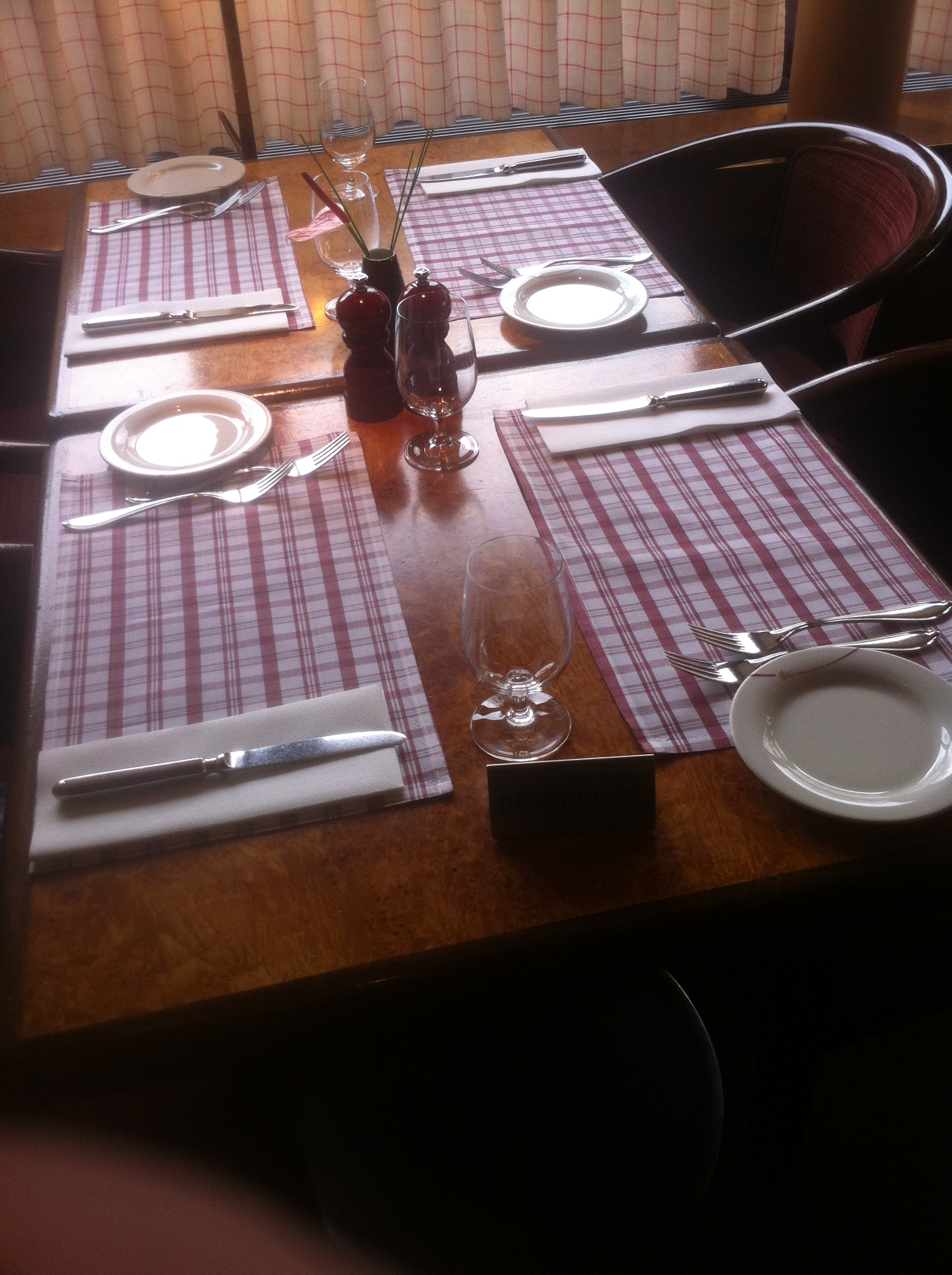 Gedeckter Tisch in der Brasserie vom Grand Elysee