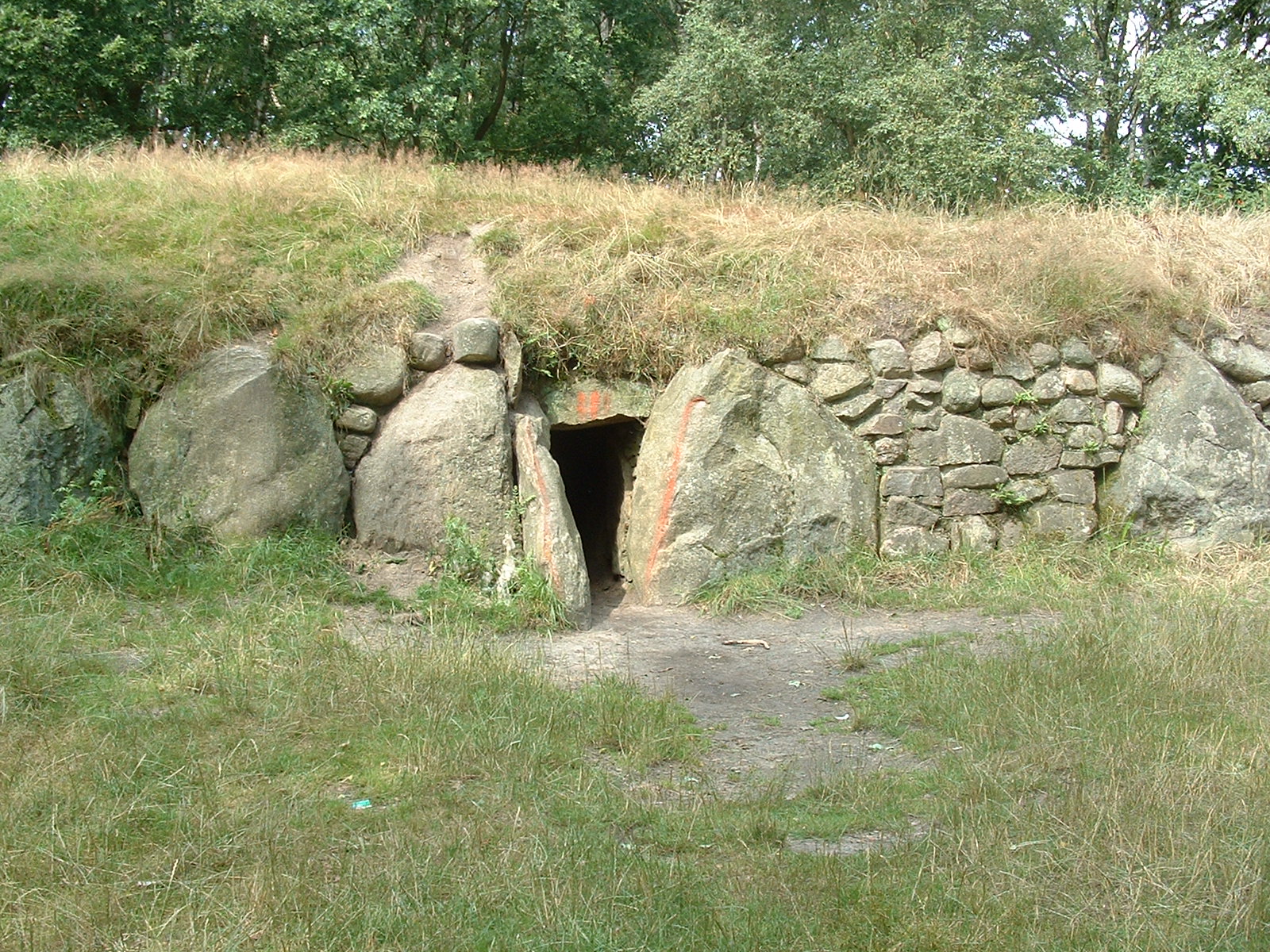Begehbares Großsteingrab Kleinenkneten beim Hofladen Helms - Eingang nur für schlanke Menschen