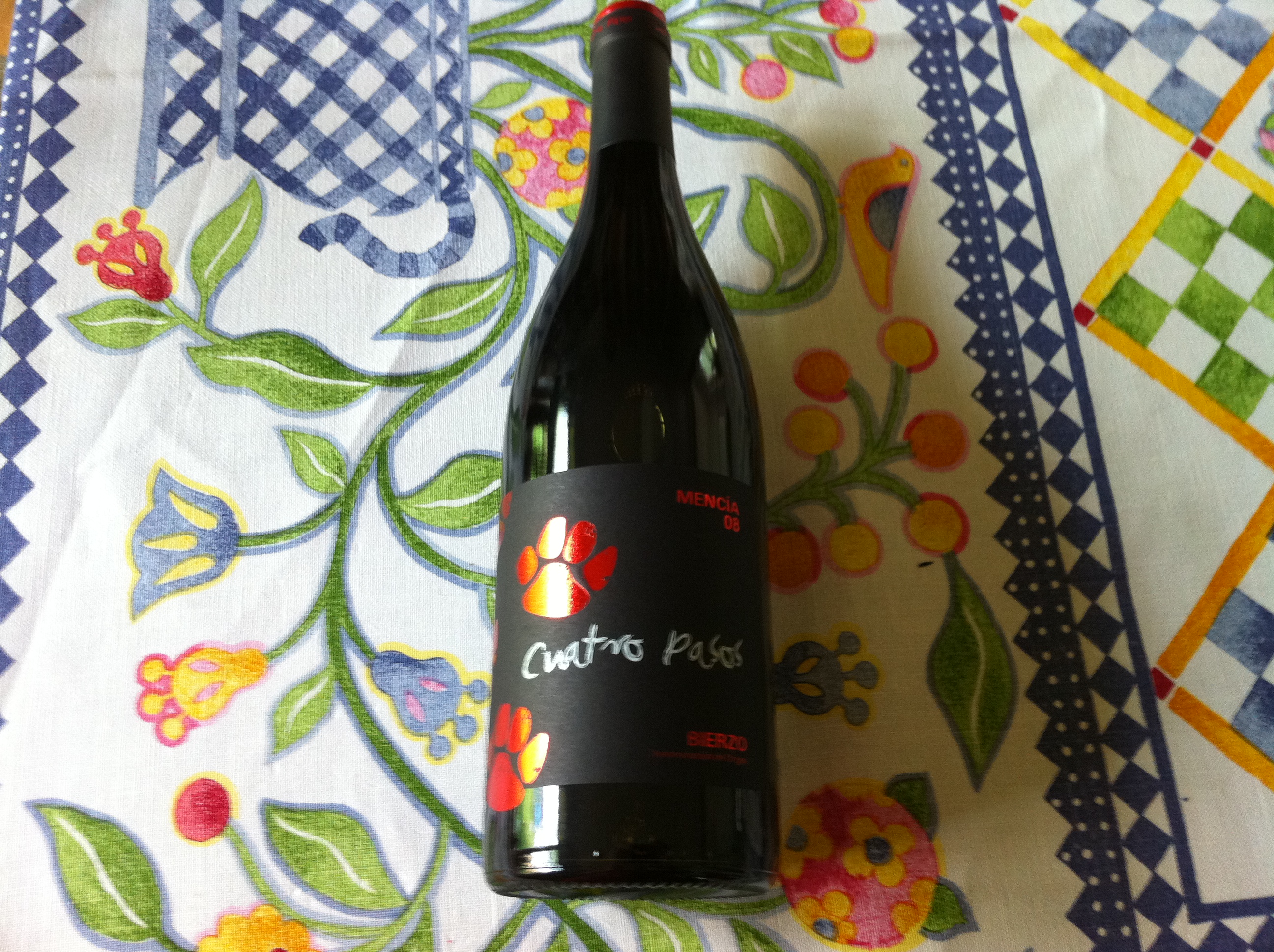 CUATRO PASOS
2008 Bierzo DO zur Zeit auch bei Aldi Süd im Angebot
0,75-l-Flasche 5,99 € - Tip einer Pilgerin! Grüße auch an die Anwälte von Jack Wolfskin *gg*