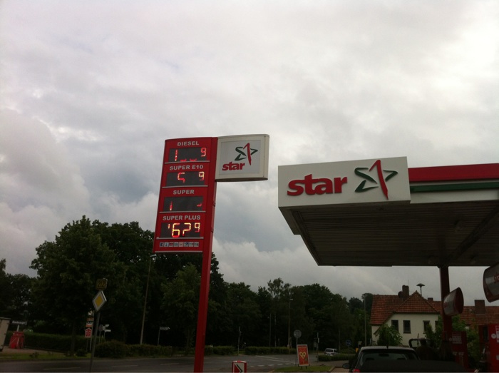 Star Tankstelle im Sommer, niedrige Preise am Freitag