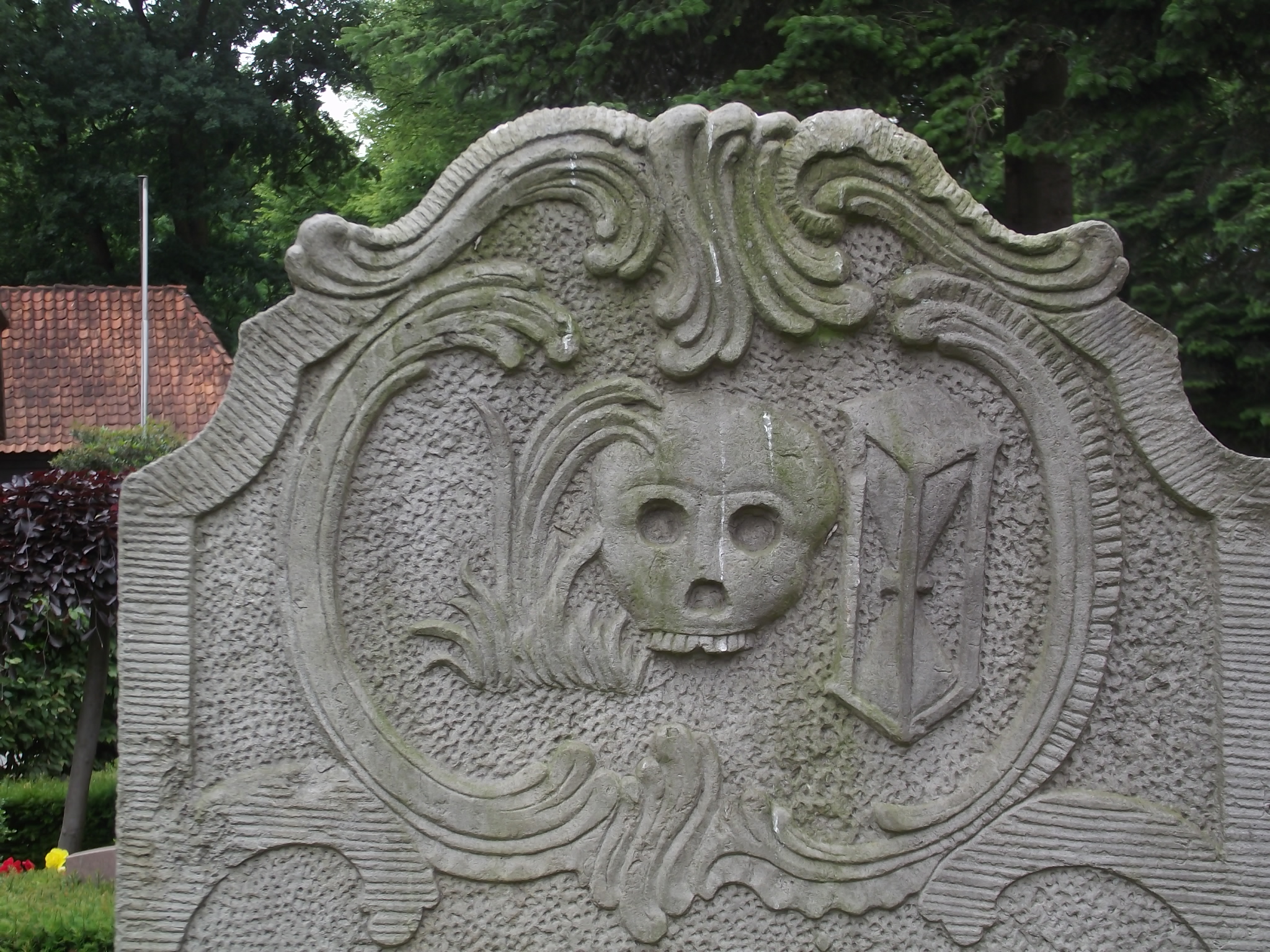 Alte Grabsteine auf dem Friedhof der St. Laurentius Kirche in Hasbergen