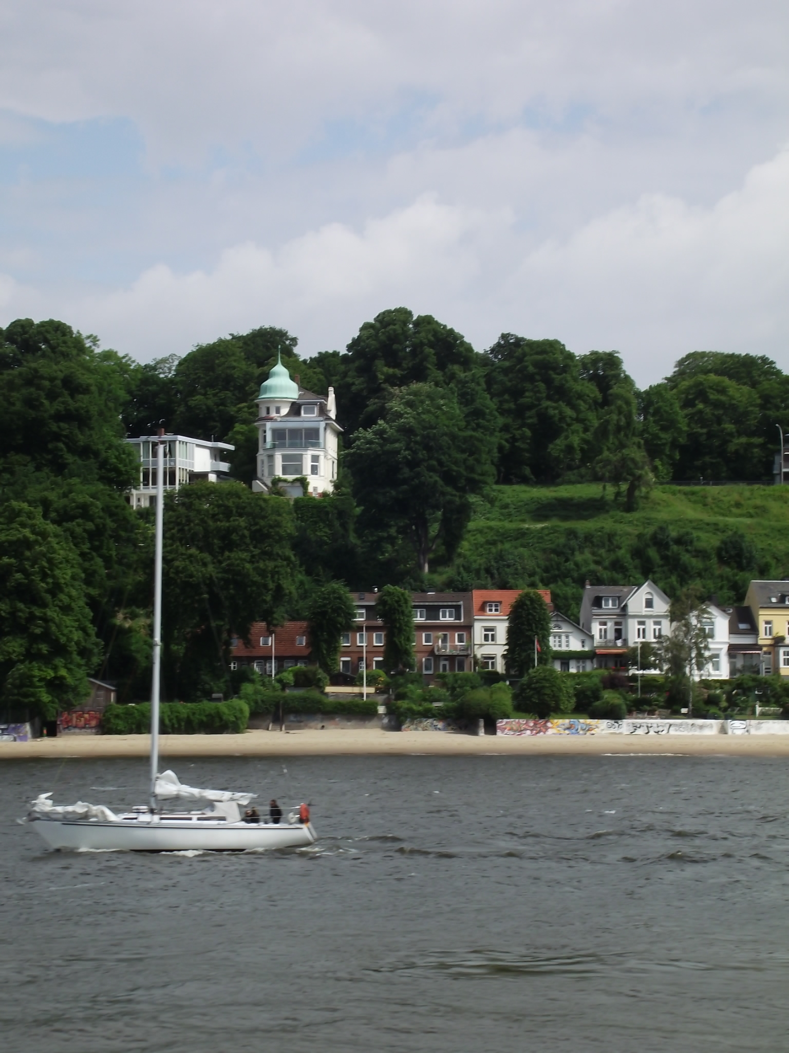 Nahe am Museumshafen Oevelgönne e.V. ist auch ein Sandstrand an der Elbe