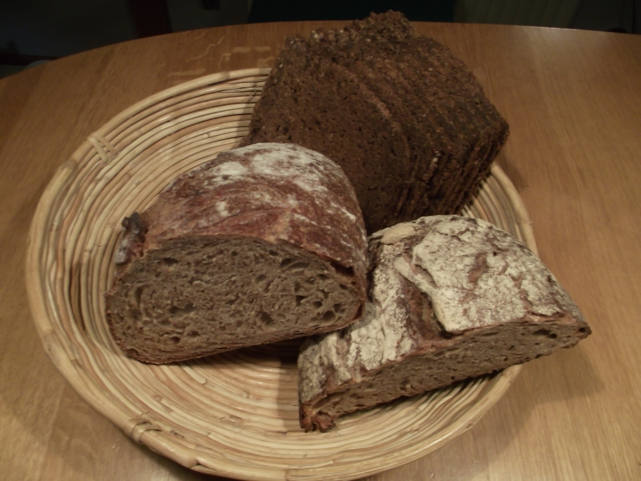 Brot von der B&auml;ckerei Janssen in Edewecht.
oben Roggenschrotbrot, links Toskanisches Bauernbrot und rechts Schwarzer Peter