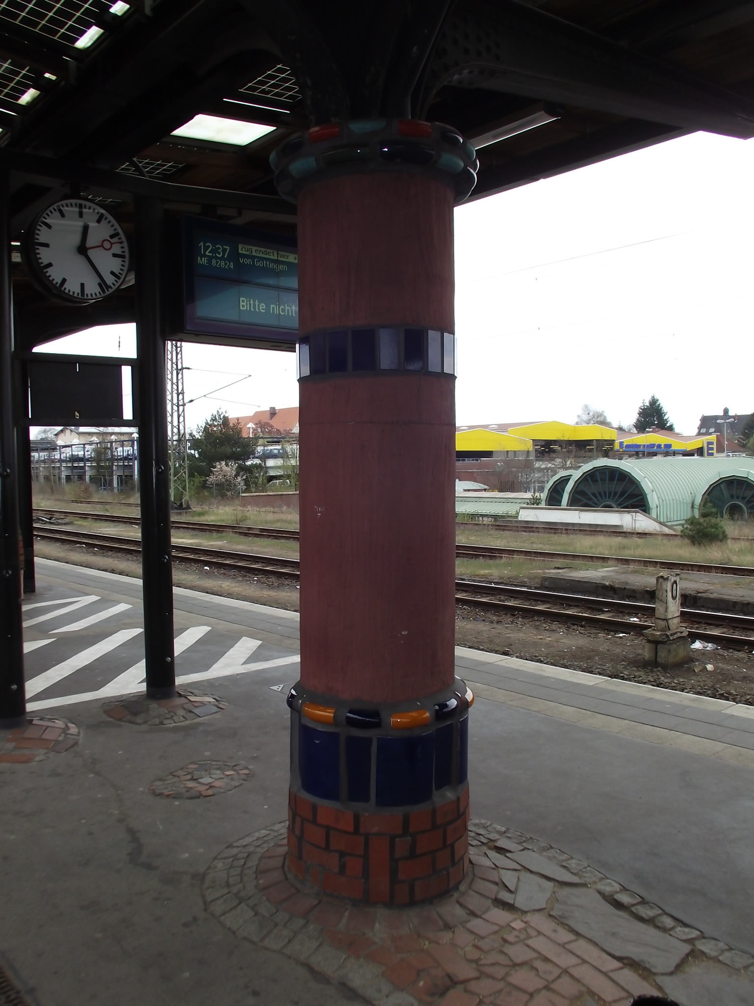 Hundertwasserbahnhof in Uelzen Expo Projekt 2000 - immer wieder bunte Säulen