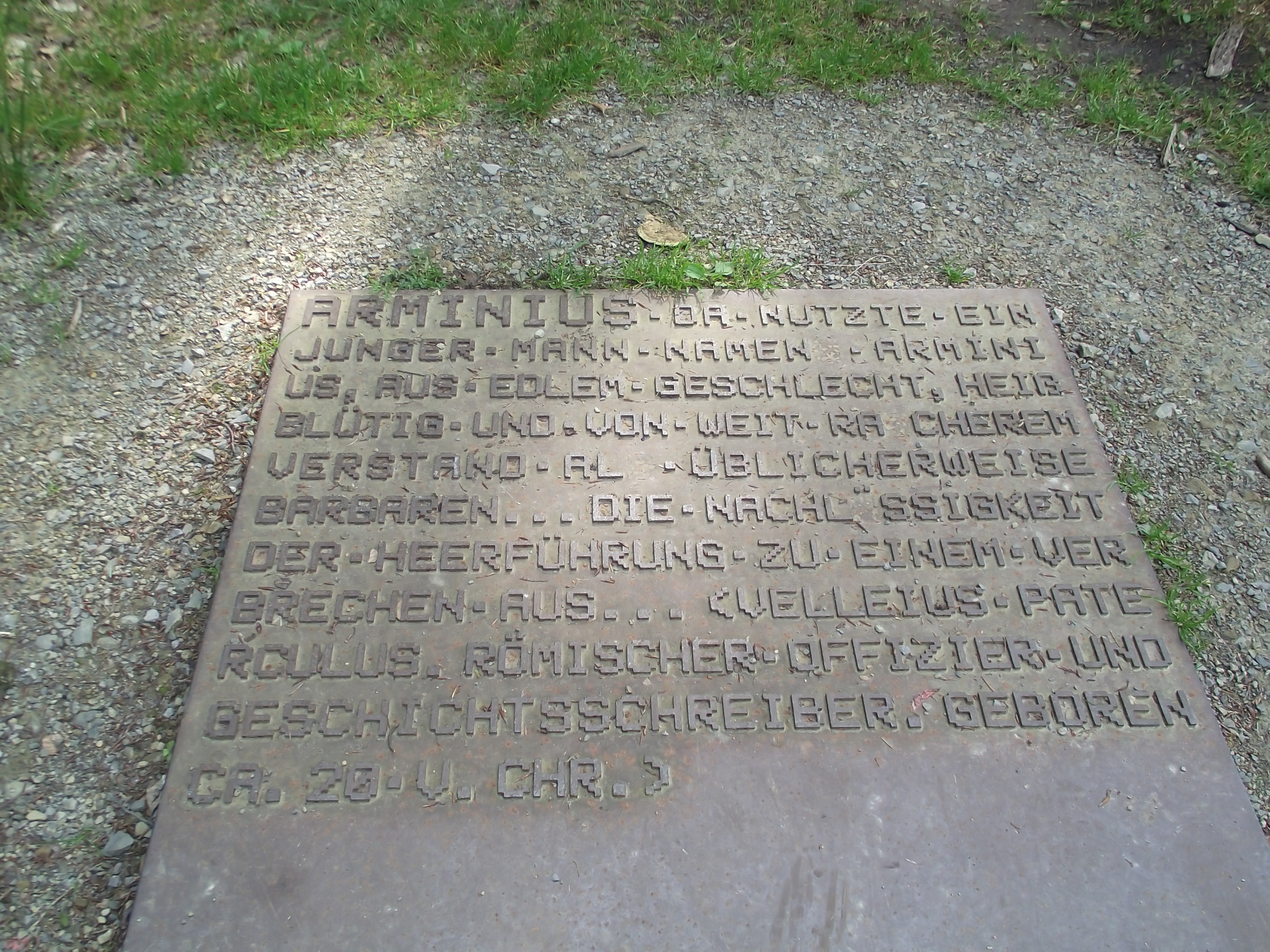 Metalltafel ARMINIUS - da fehlen Buchstaben im Text