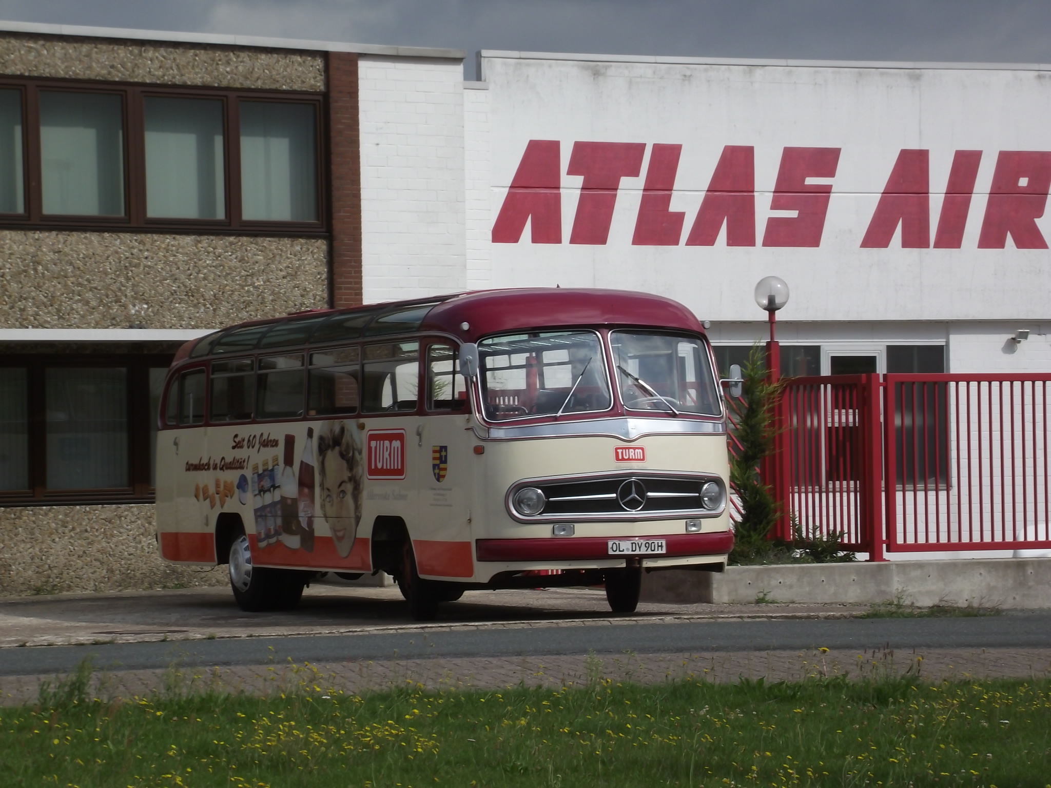 Atlas Air Service am Jet Flugtag in Ganderkesee - Bus Oldie vom Sponsor TURM Sahne aus Oldenburg