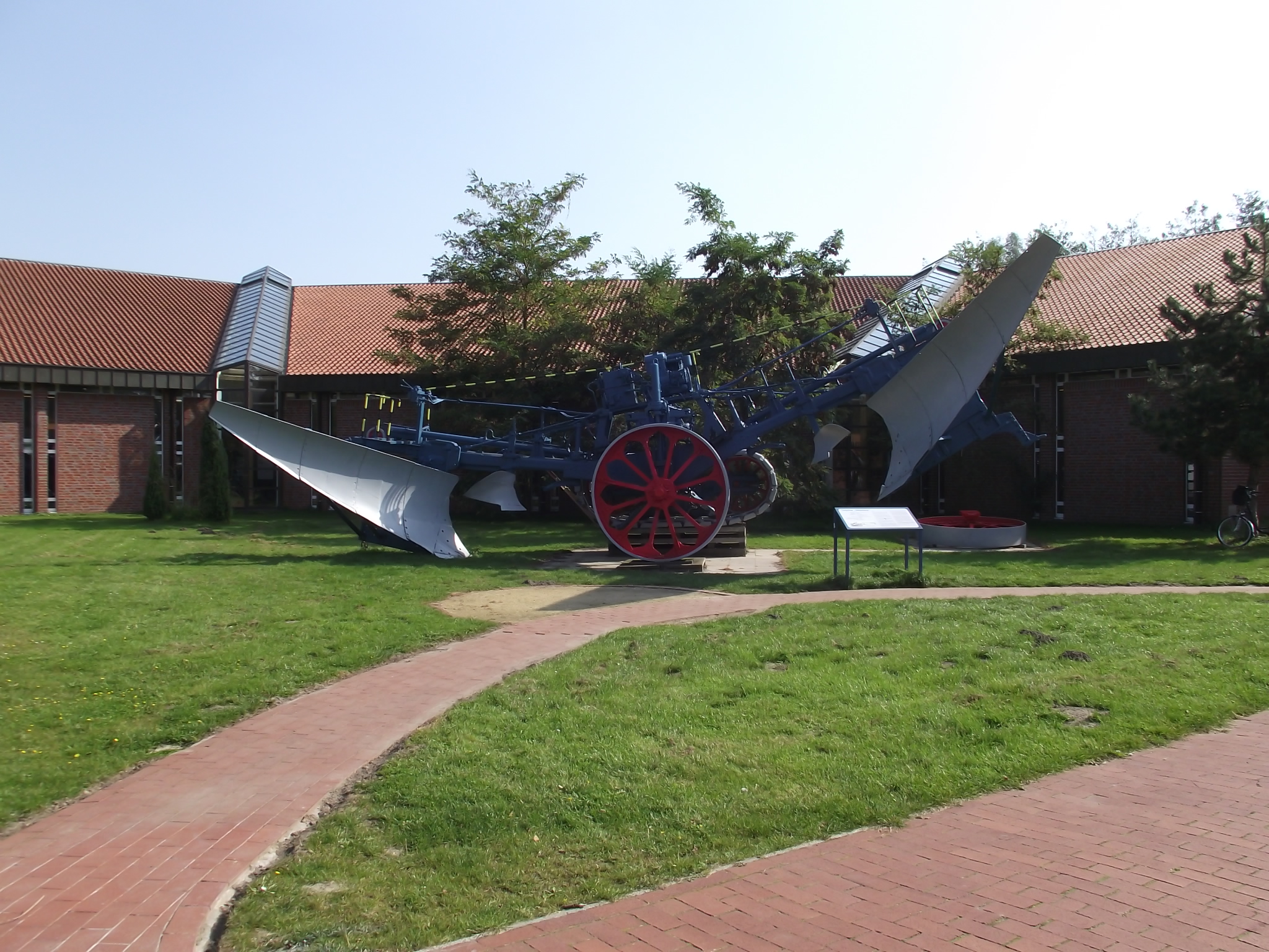 Museumsdorf Cloppenburg - Das ist immer der Hingucker, wenn man vom Parkplatz zum Eingangsgebäude geht - Ein Moorpflug