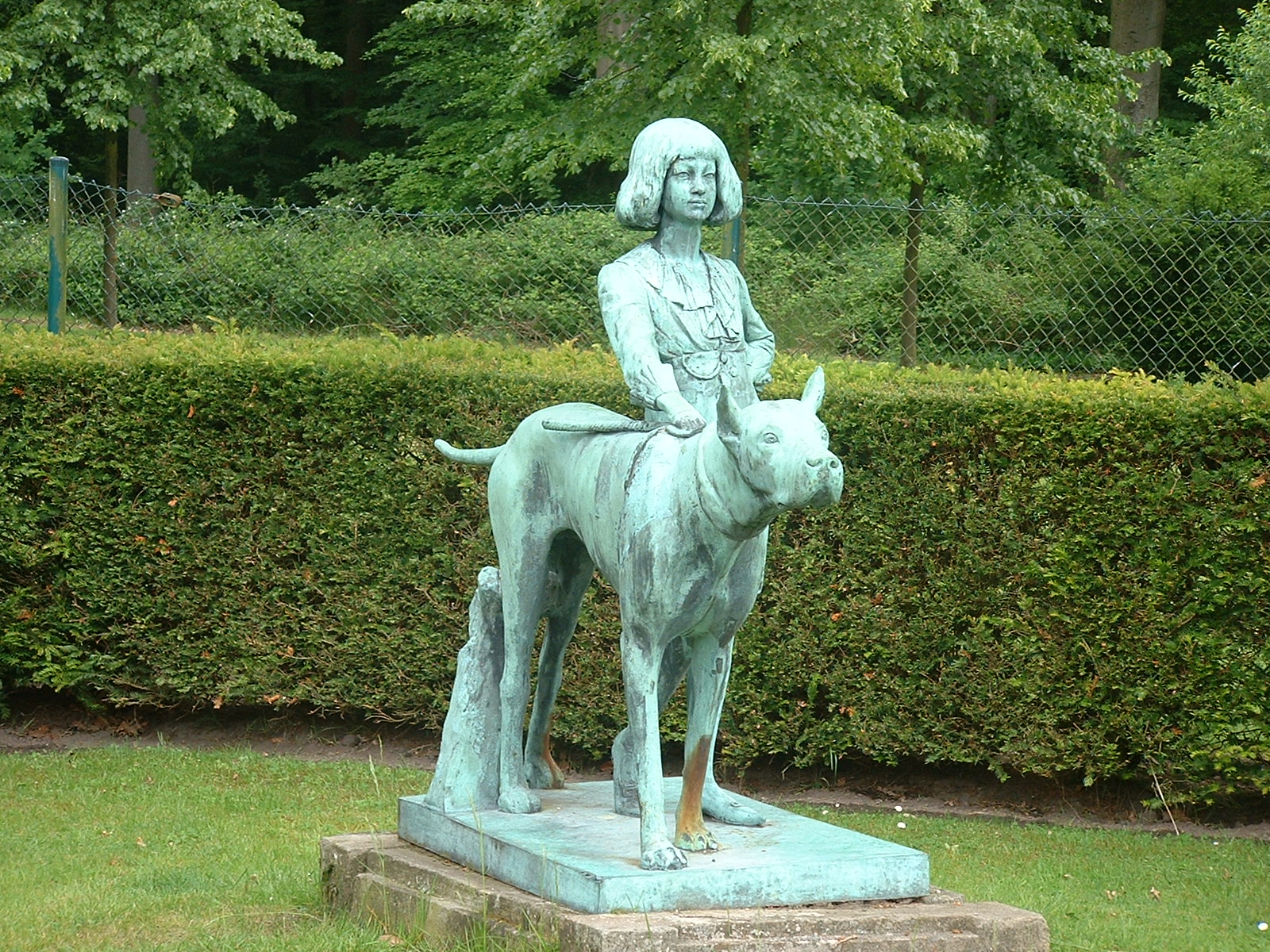 Schloß Clemenswerth in Sögel - Klostergarten Skulptur mit Hund