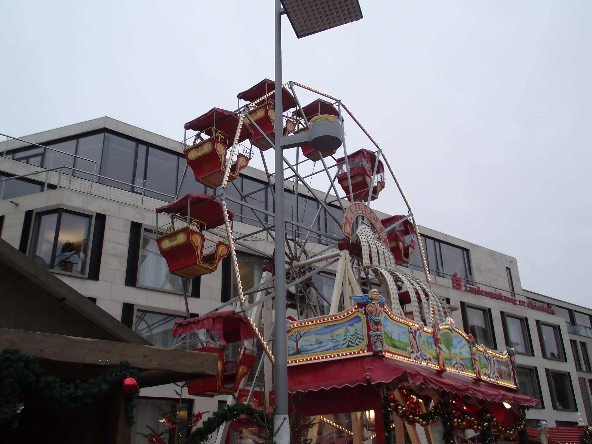 Lamberti Markt Oldenburg - Das kleine Riesenrad vor der Sparkasse auf dem Schloßhof