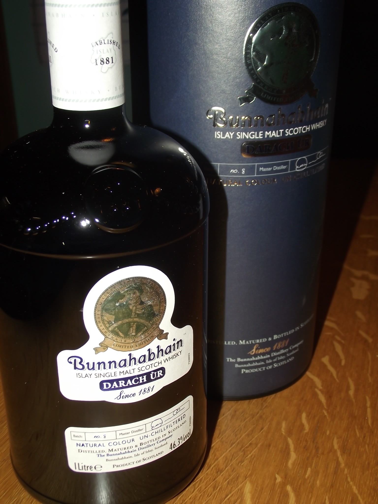 Bunnahabhain Darach Ur 1 l   (42,95 EUR)
Der Bunnahabhain Darach Ur hat, und das ist eine Premiere bei Bunnahabhain, die Zeit seiner Reife zur G&auml;nze in New Oak verbracht. Und genau das meint Darach Ur, New Oak. Die neue Eiche bezieht Bunnahabhain aus Kentucky