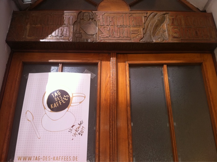 Infoplakat zum &quot;Tag des Kaffee&quot; am Eingang von der R&ouml;sterei August M&uuml;nchhausen in Bremen