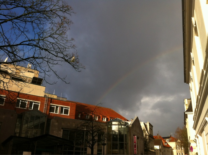 Regenbogen über der Klinik