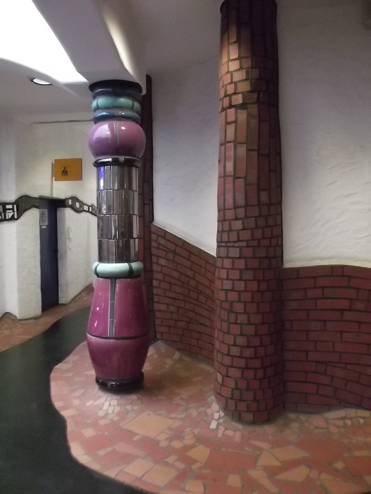 Hundertwasserbahnhof in Uelzen Expo Projekt 2000 - Überall sind die bunten Säulen