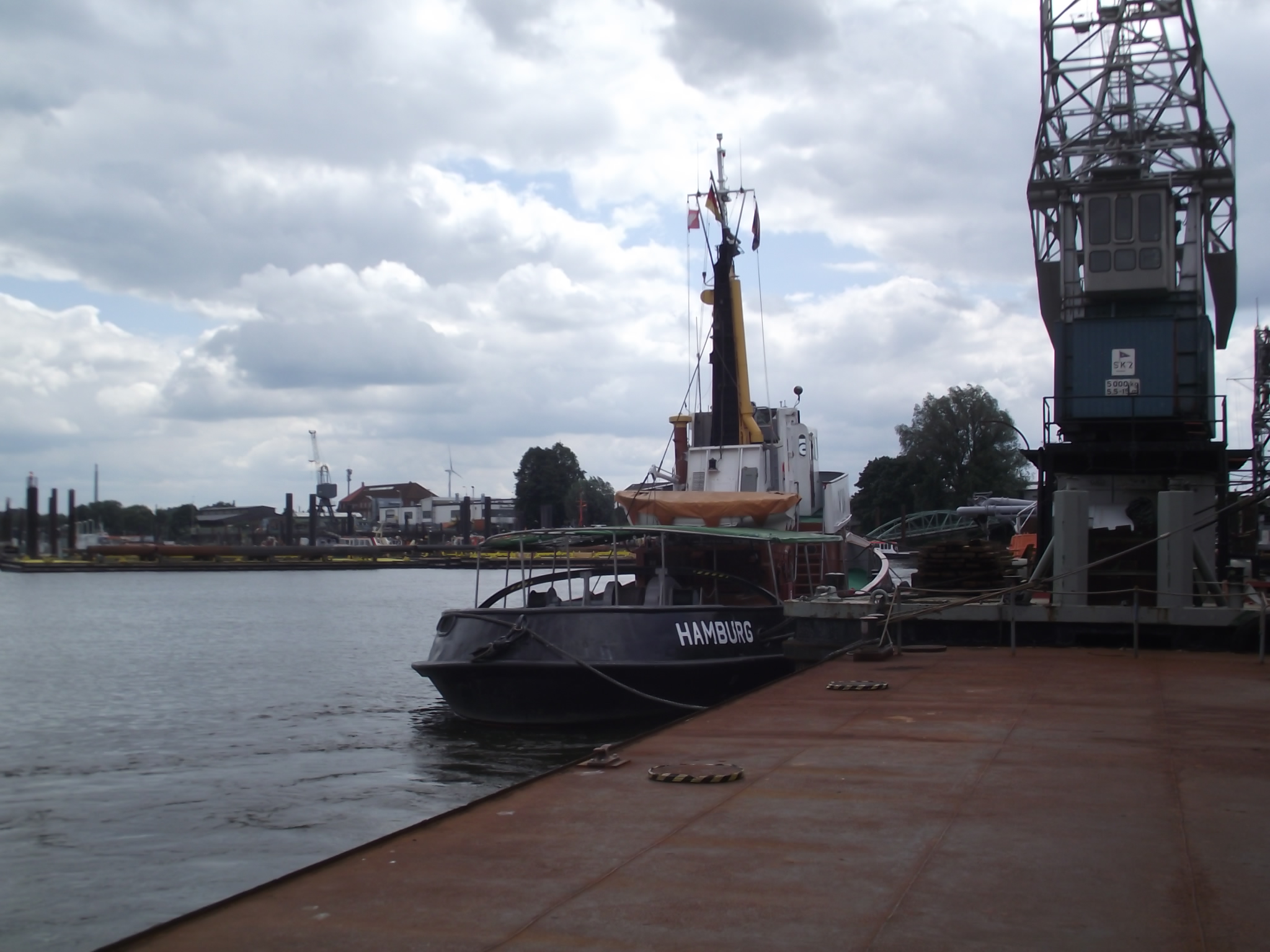 Schlepper und Kran am Anleger Hafenmuseum