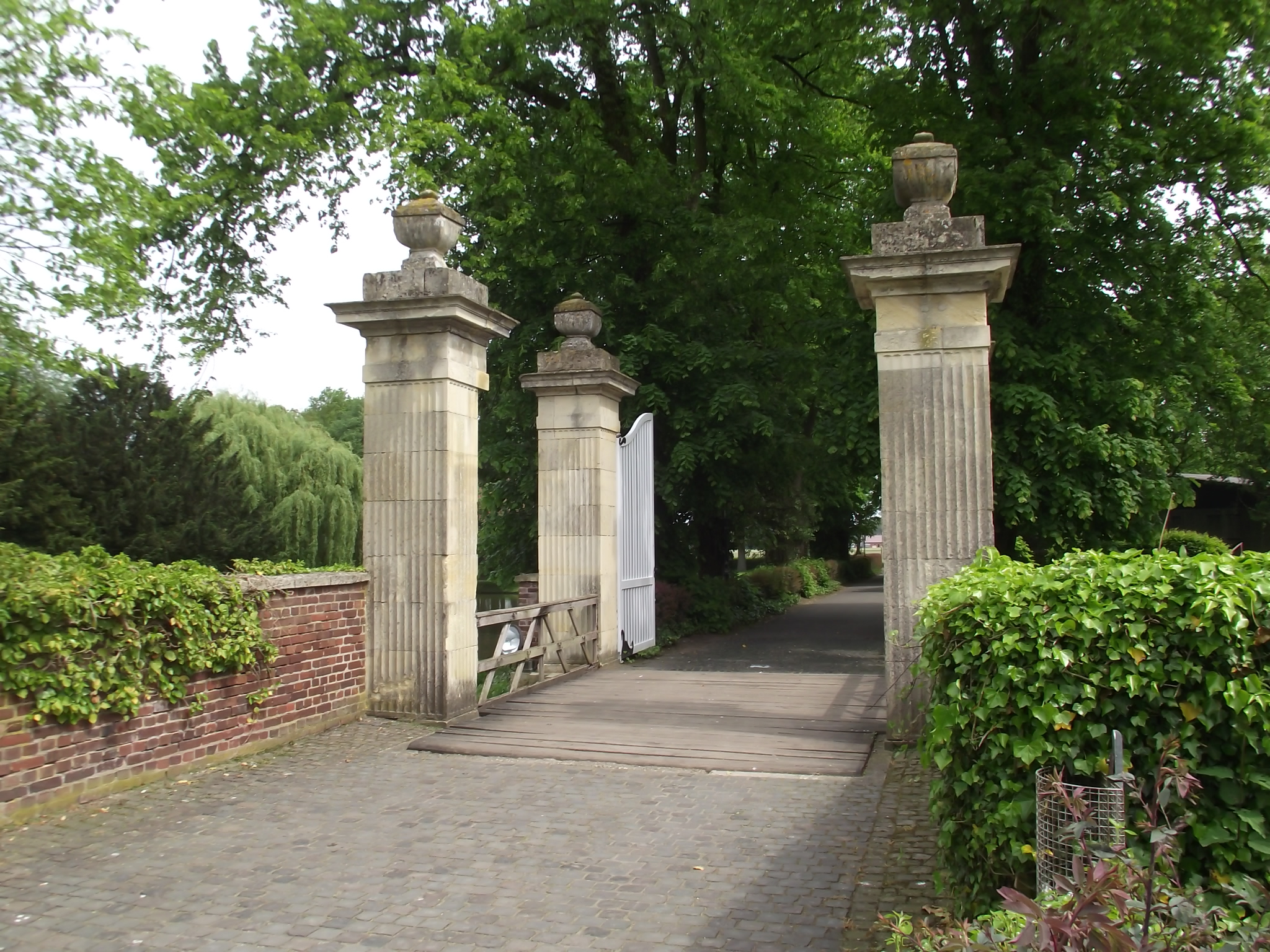 Burg Droste zu Hülshoff - die Brücke mit den vier Säulen