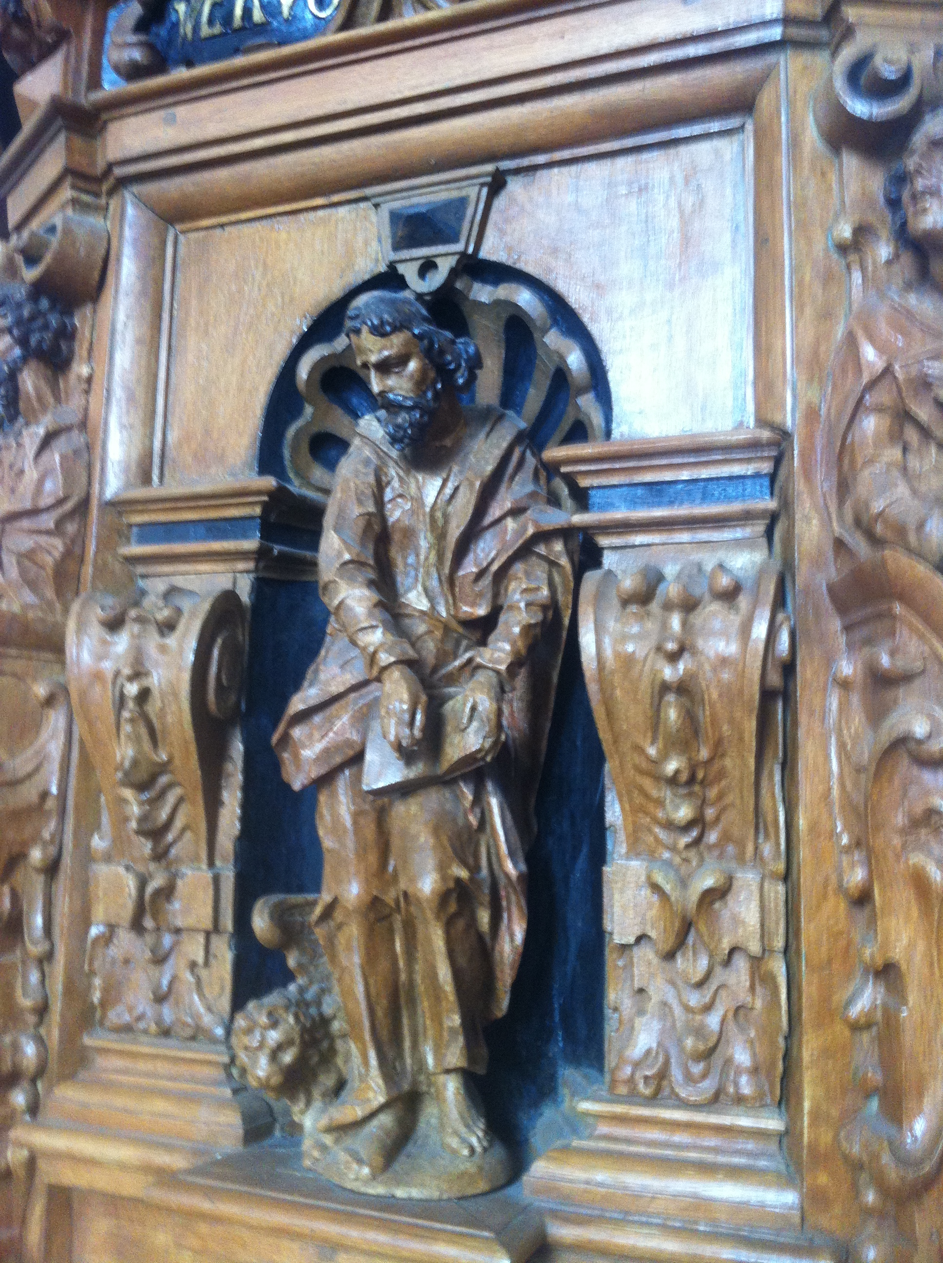 Geschnitzte Figuren an der Kanzel der schönen Kirche in Apen