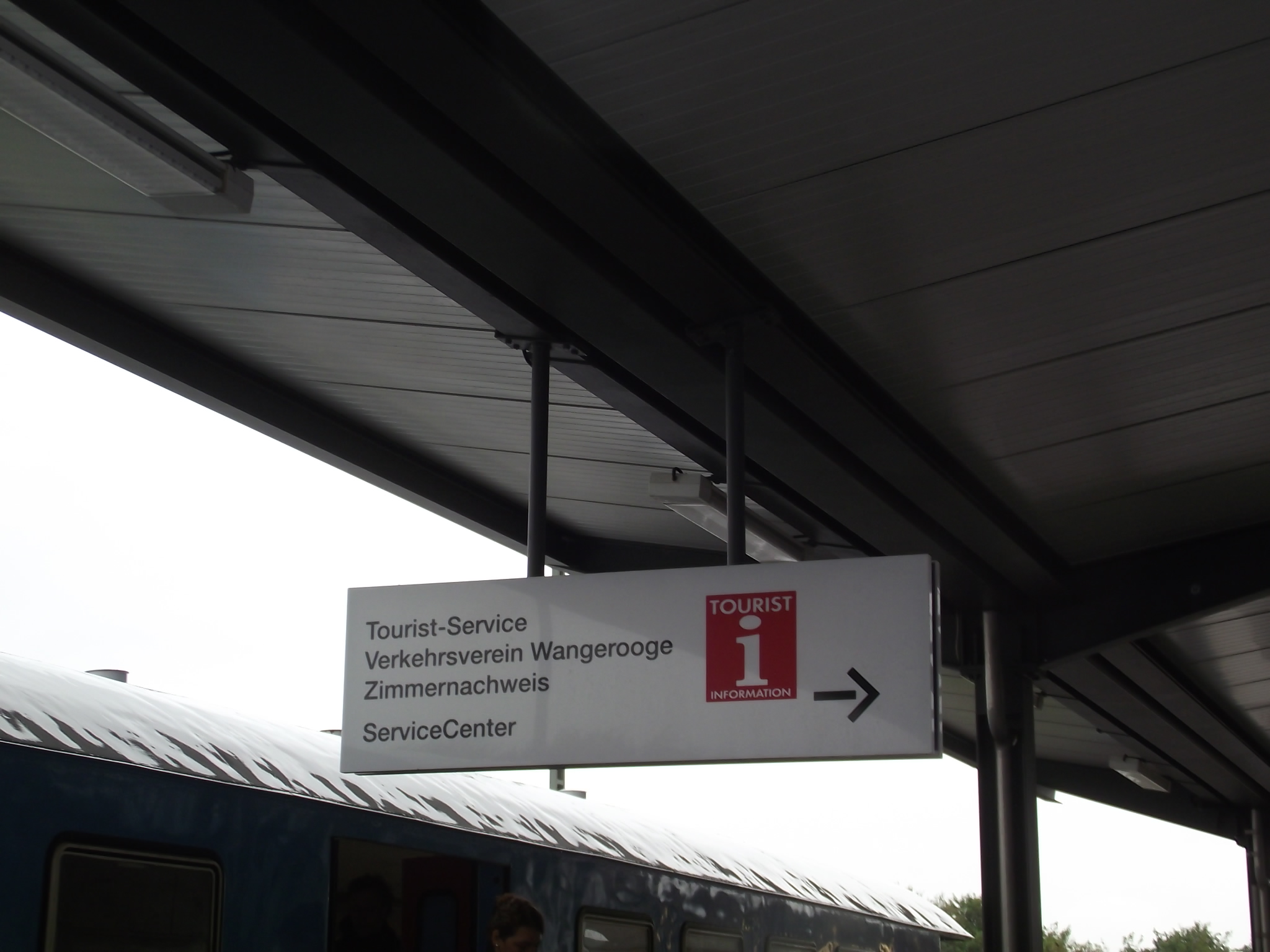 Ankunft am Bahnhof von Wangerooge mit der Inselbahn - Infotafel am Gleis