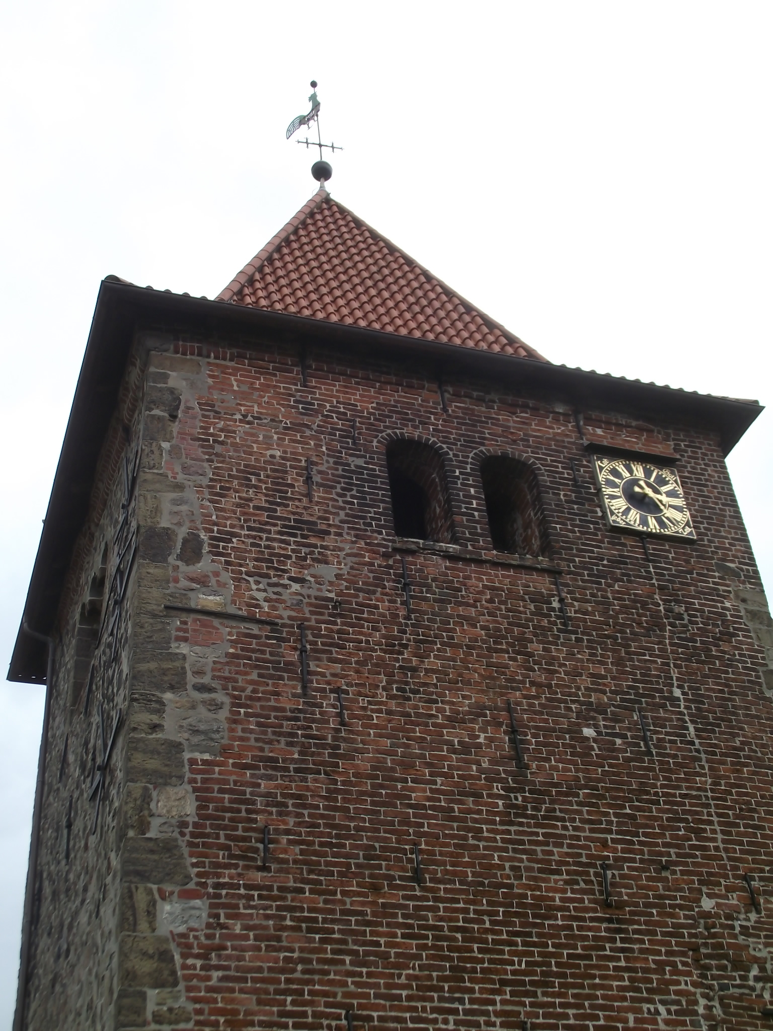 Evangelische St. Laurentius Kirche in Hasbergen - Wetterhahn und Kirchuhr