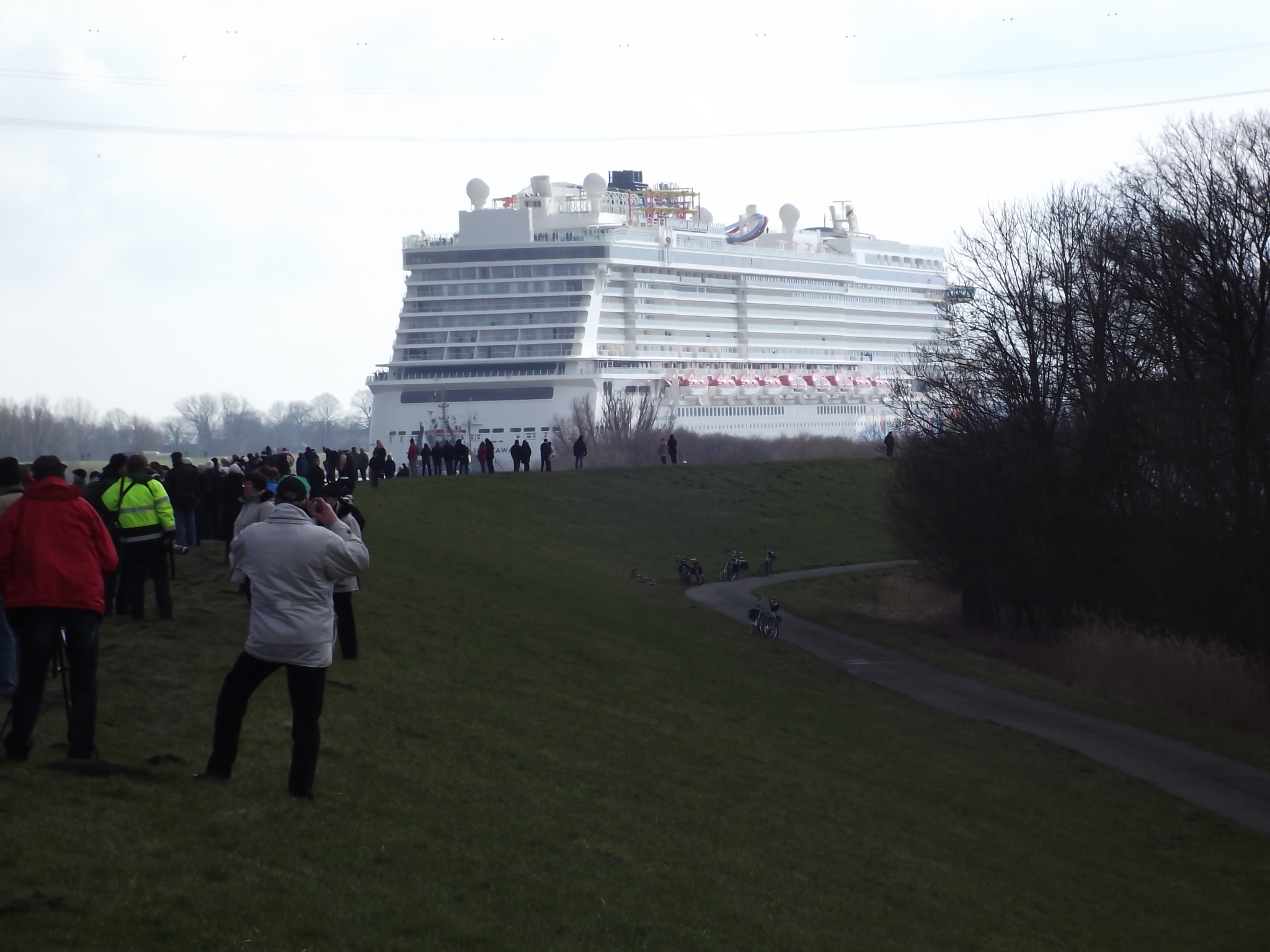 Überführung der Norwegian Breakaway am 13.3.2013 in Weener