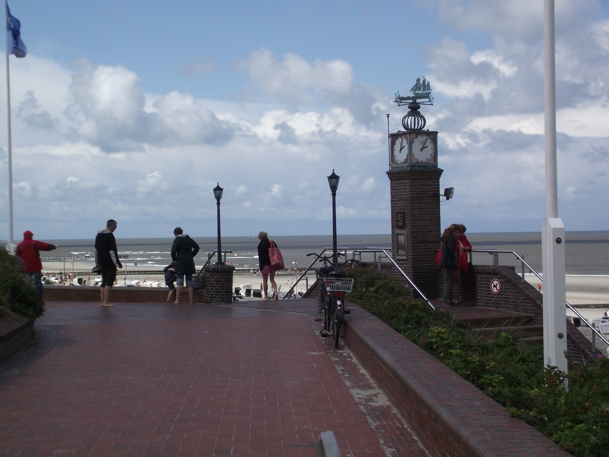 Wangerooge an der Nordsee - Uhr an der Strandpromenade