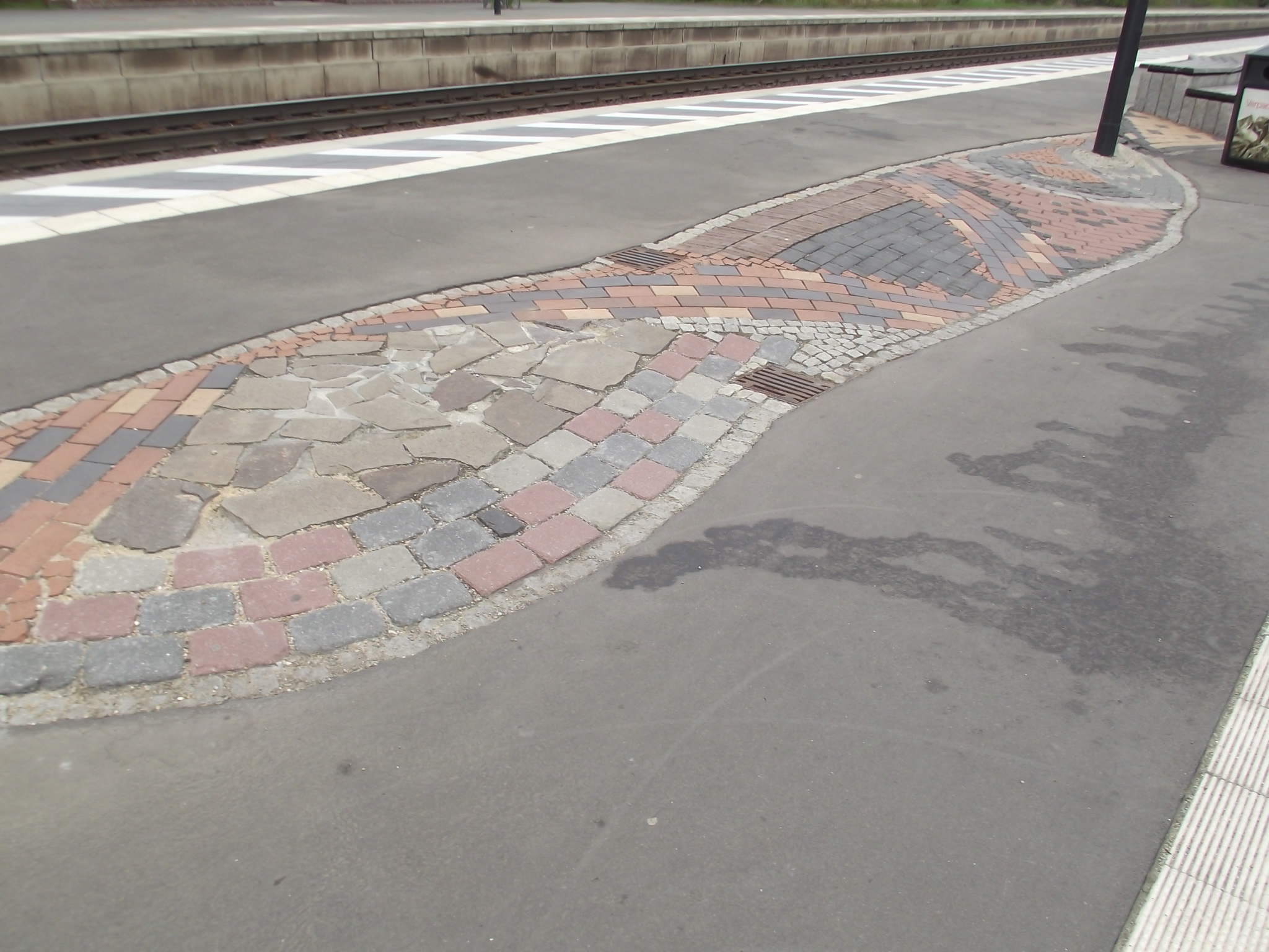 Hundertwasserbahnhof in Uelzen Expo Projekt 2000 - Mosaik auf den Bahnsteigen