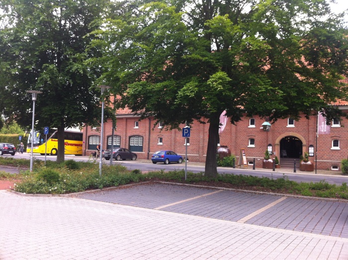 Parkplatz vor dem Besucherzentrum von Berentzen