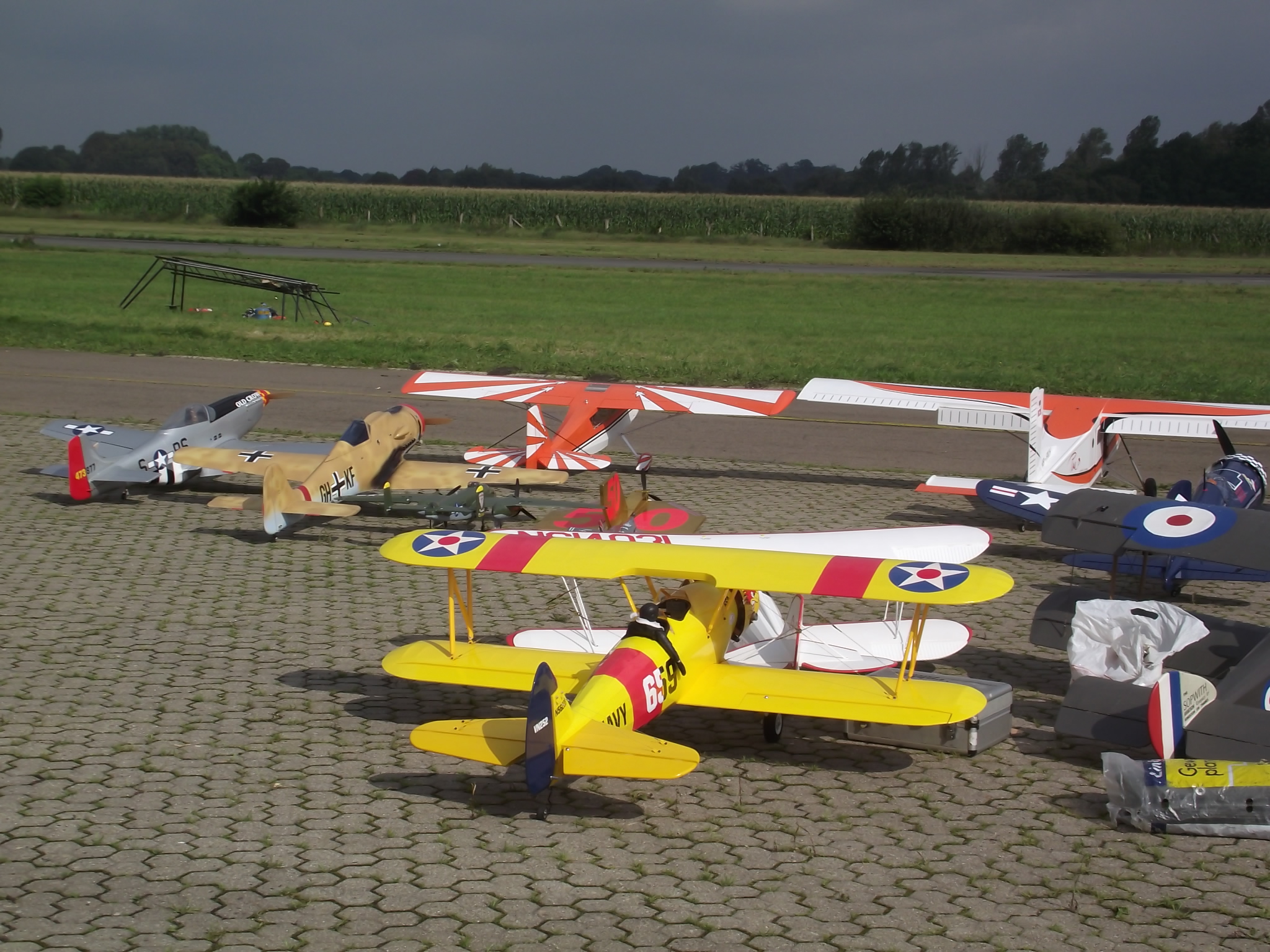 Jet-Flugtage in Ganderkesee - hier werden die Modelle präsentiert - und alle so schön bunt!