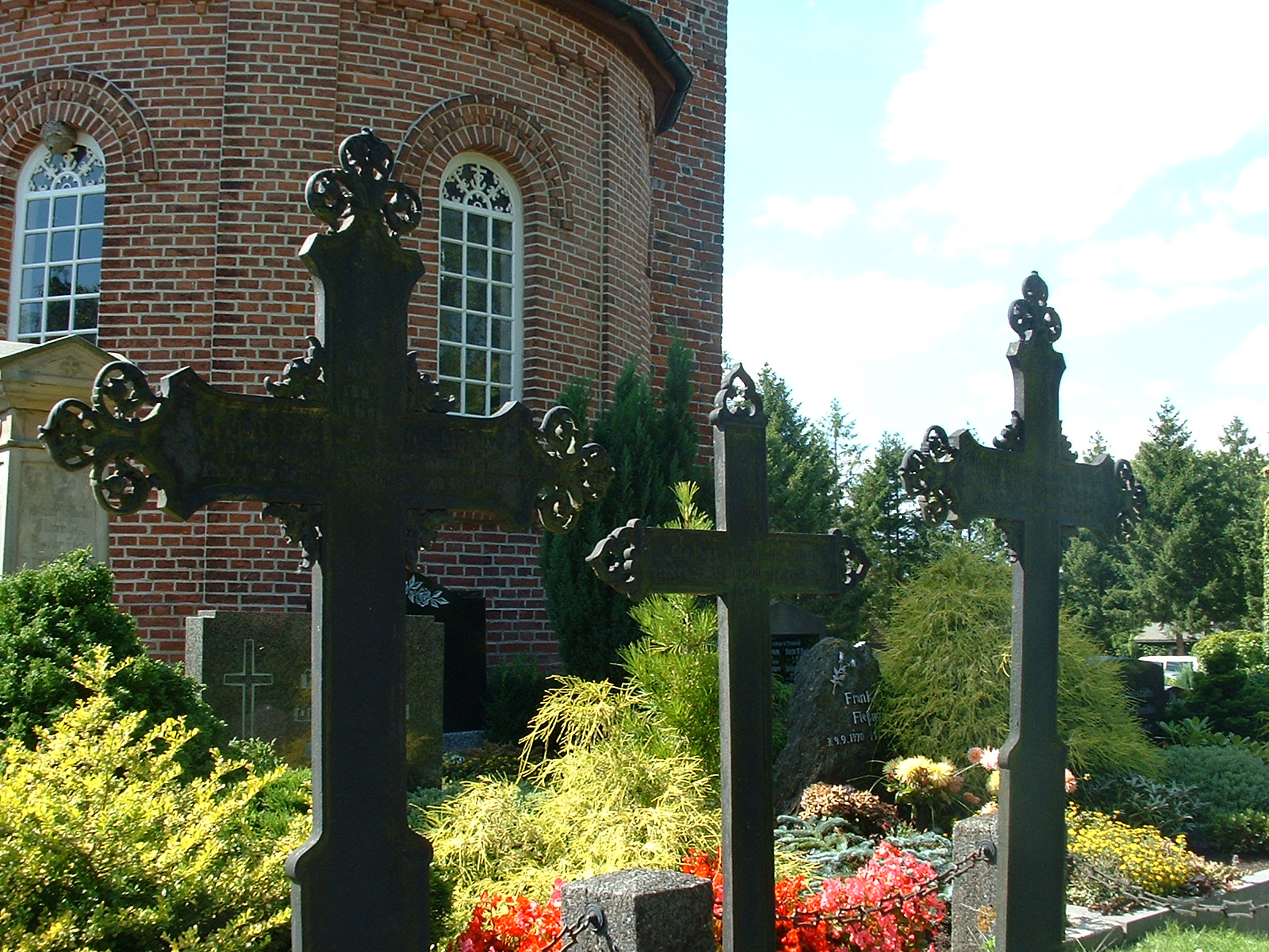 Die Wibadikirche in Wiegboldsbur - Ostfriesland - alte Grabkreuze aus Eisen