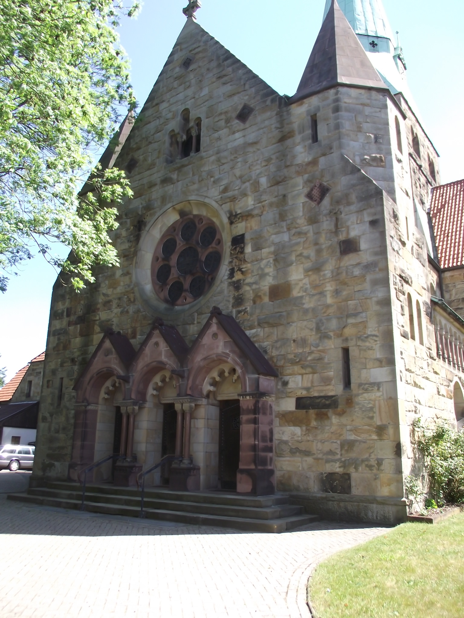 Dreitüriger Eingang zur Kirche an der Westseite