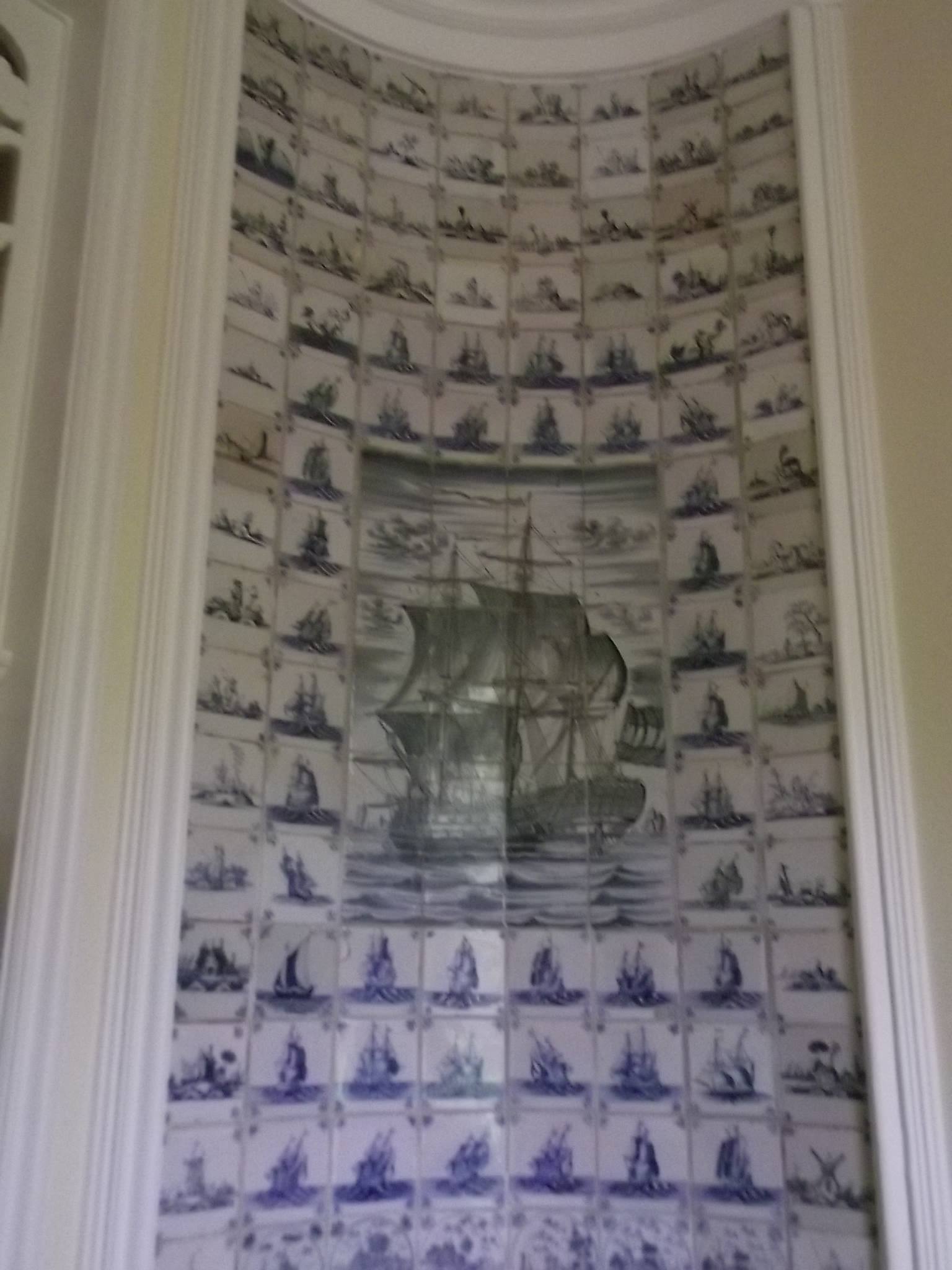 Haus Riensberg - handgemalte Fliesen mit diversen Bildern und einem Schiffsmotiv