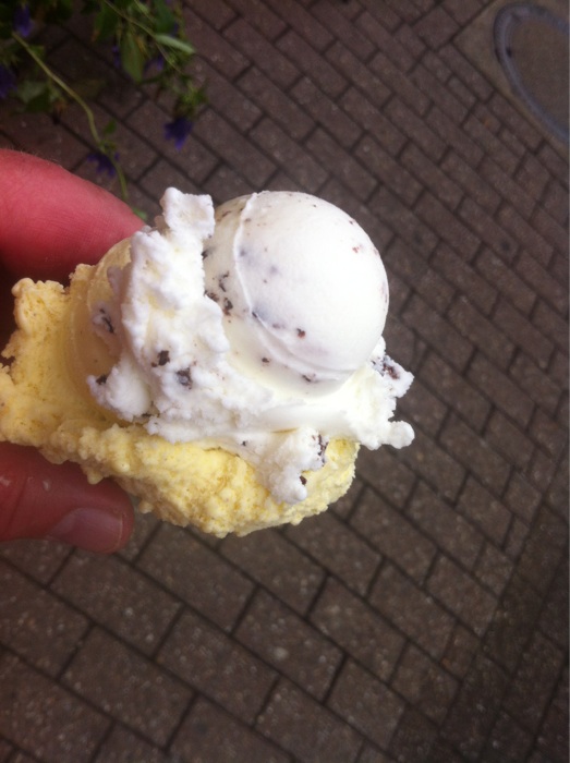 Vanille und Stracciatella Eis