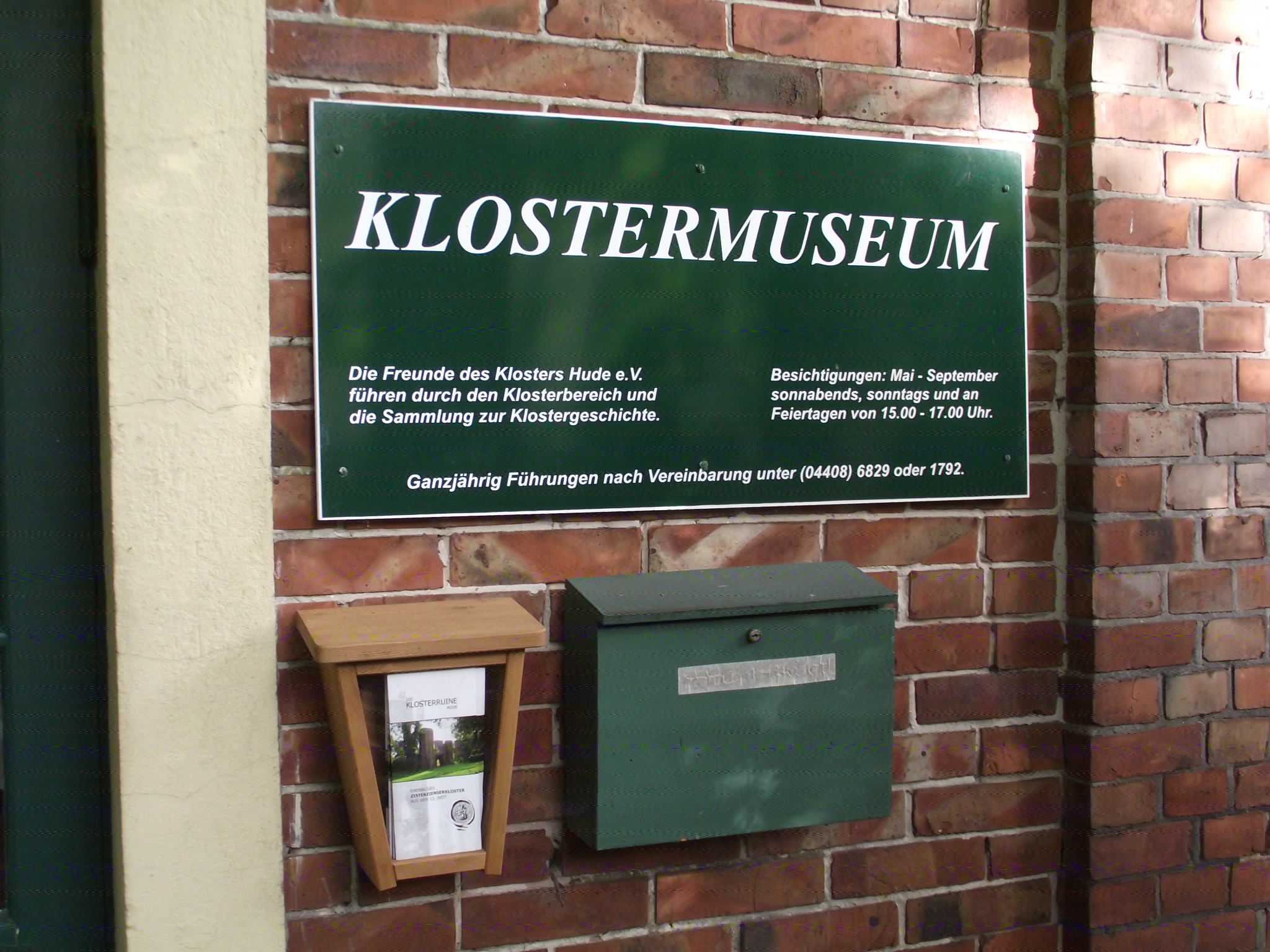Eingang zum Museum mit Flyer zum mitnehmen