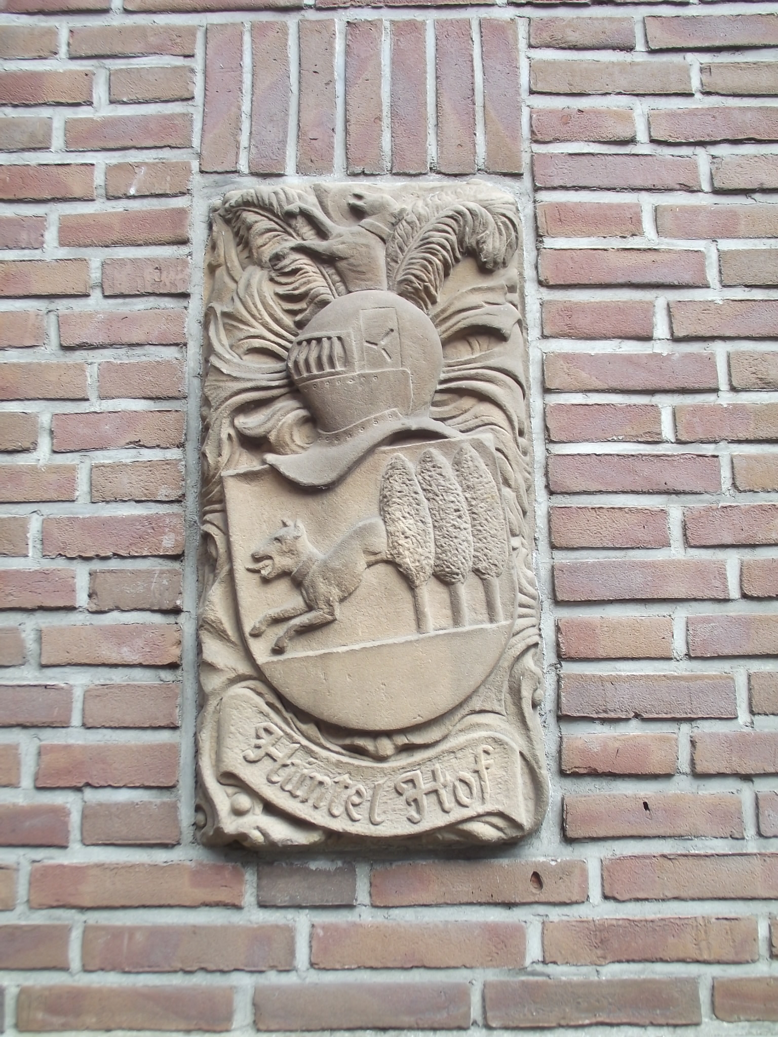Wappen an der Hauswand vom Hüntel Hof