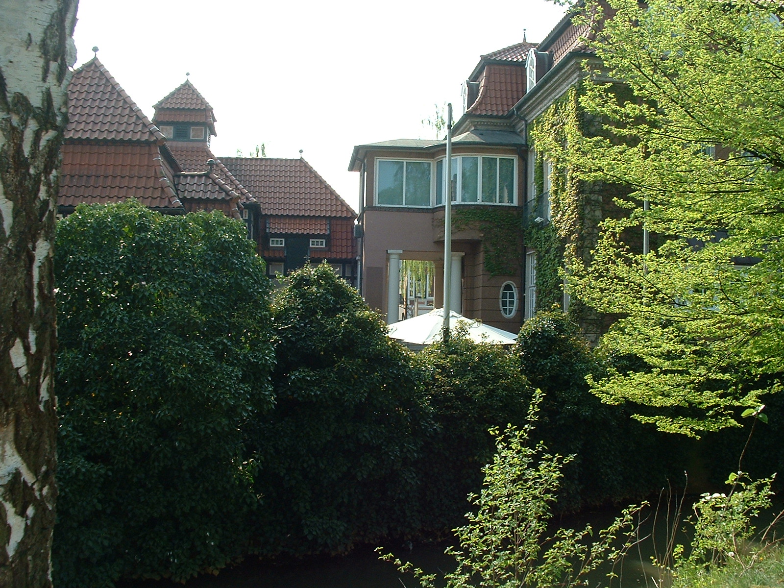 Versteckt im Grünen die
Städtische Galerie Delmenhorst Haus Coburg