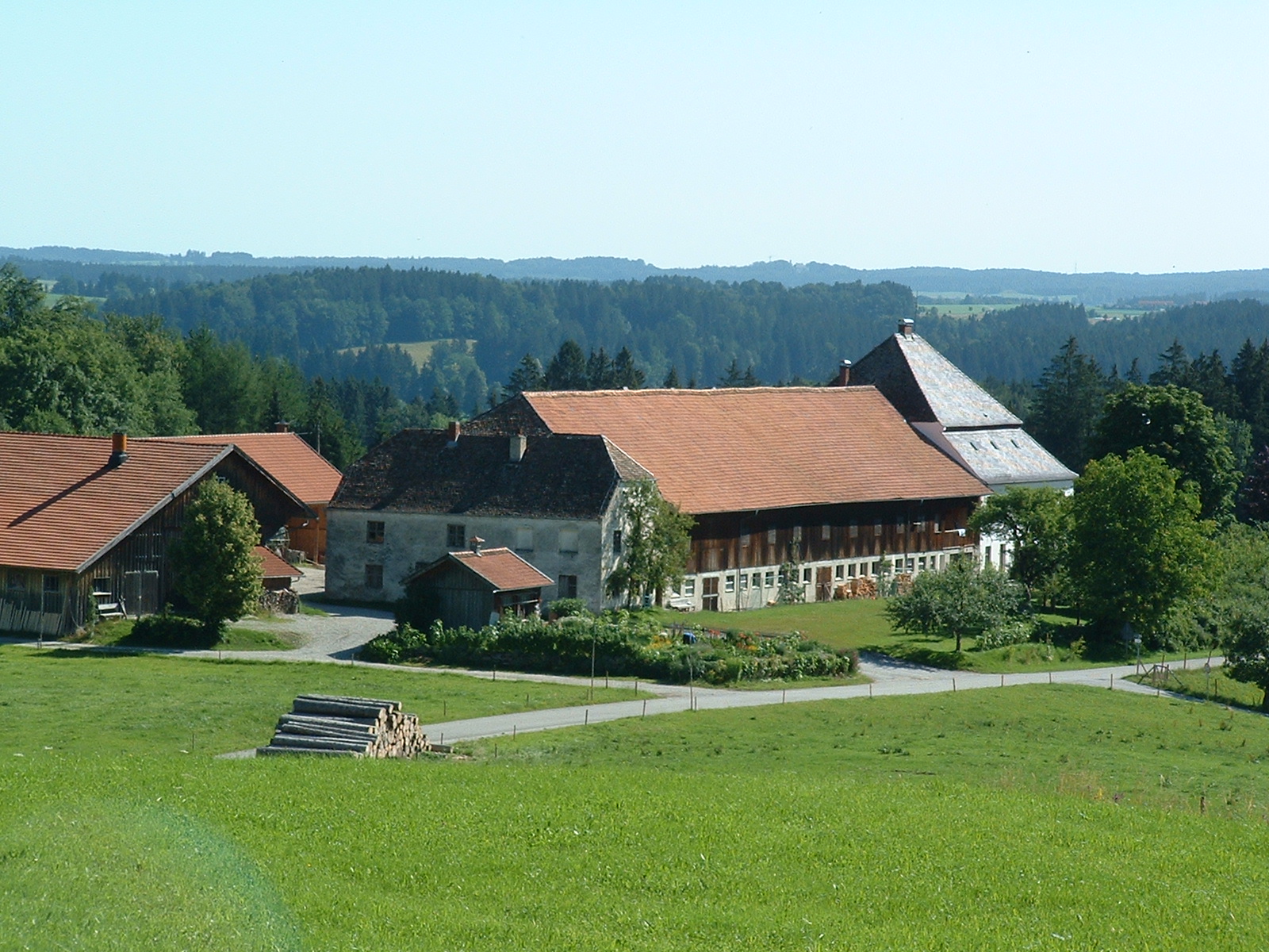 Blick über den Bauernhof und das bayrische Land