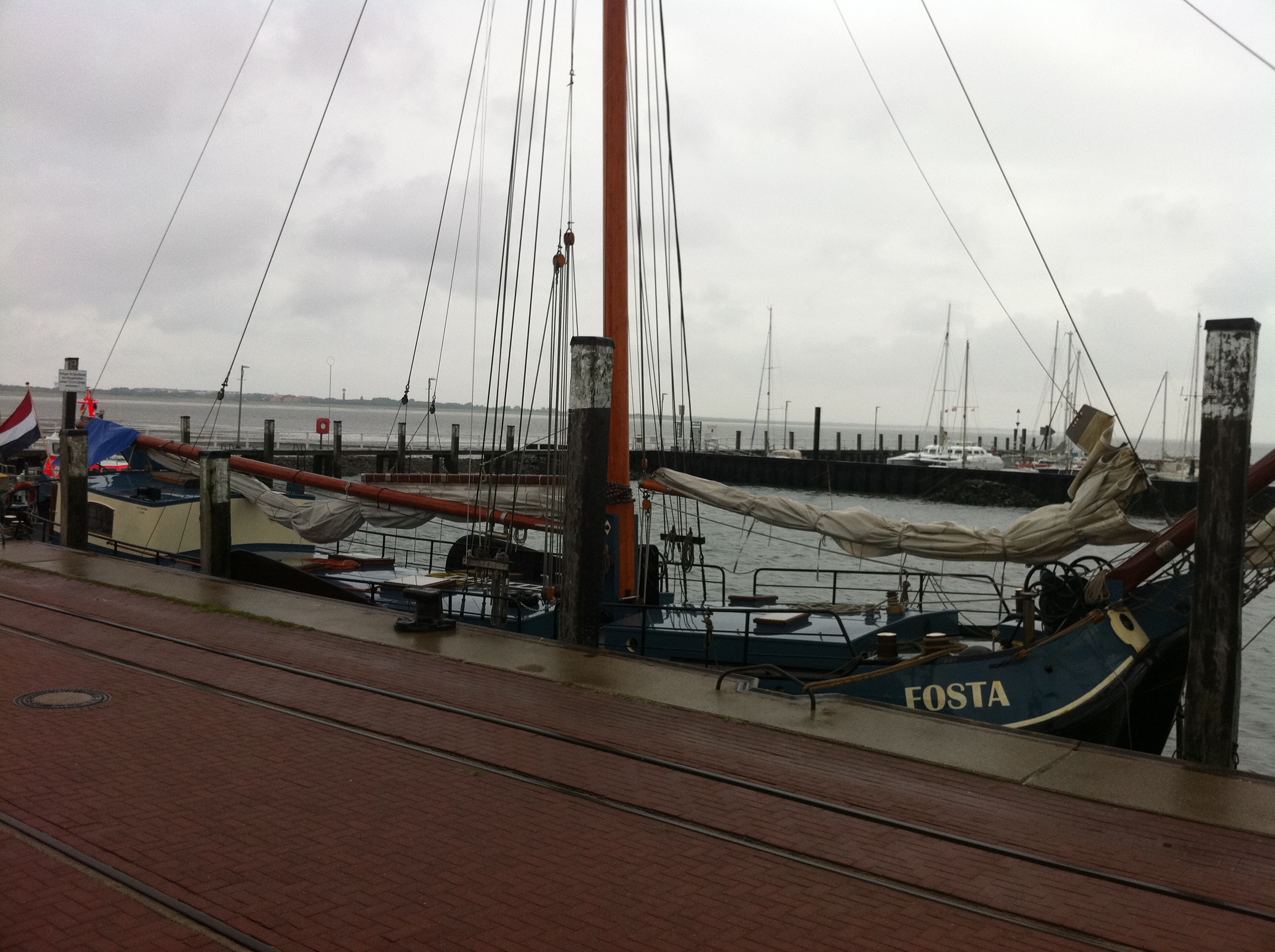 Das holländische Segelschiff neben den Gleisen der Inselbahn