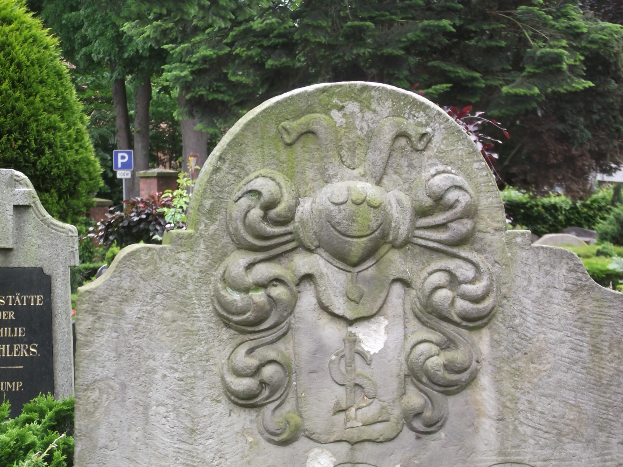 Alte Grabsteine auf dem Friedhof der St. Laurentius Kirche in Hasbergen